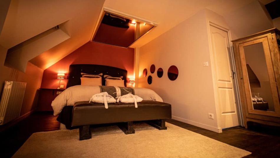 Love Gîte & Spa — Maison insolite avec jacuzzi à Côtes-d'Armor à Dinan — chambre