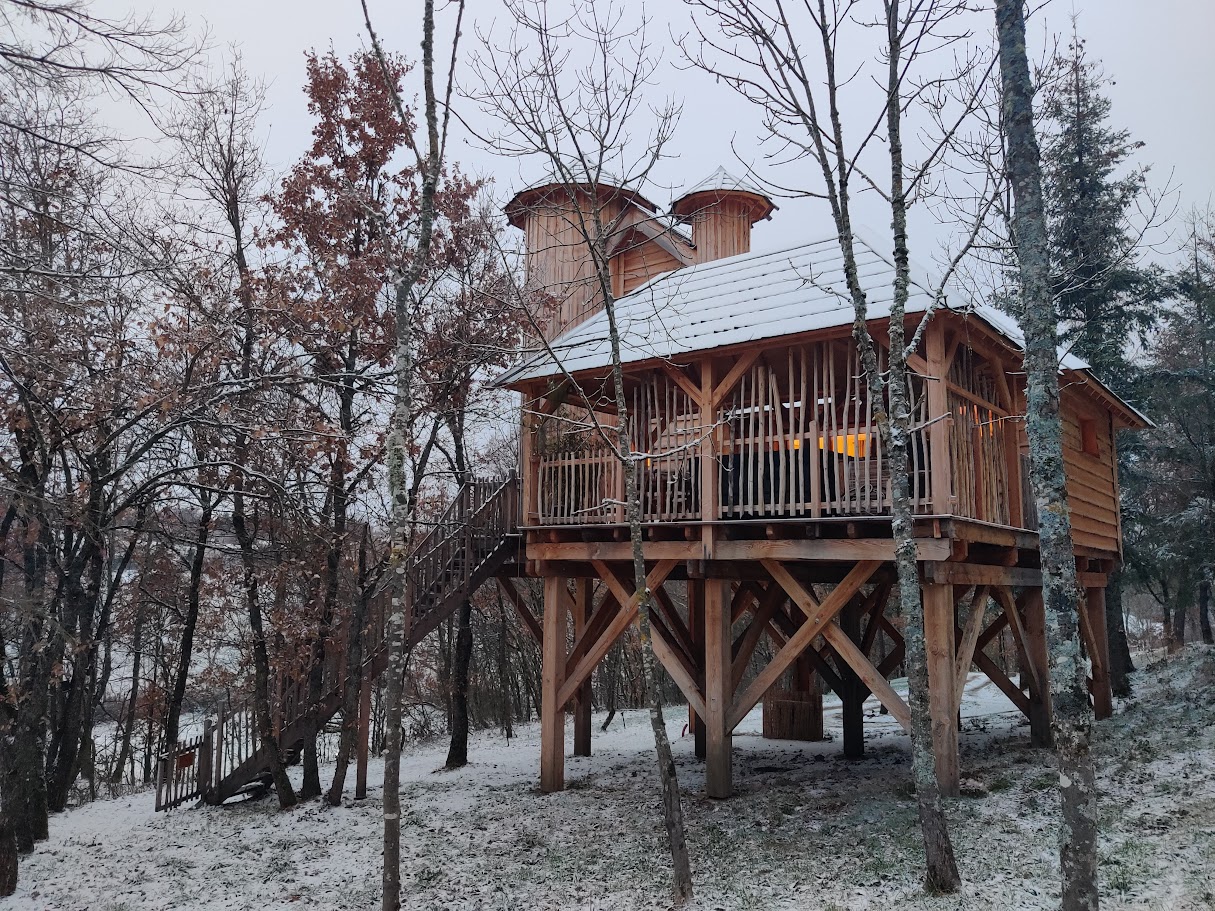 Cabane Château duplex - Spa/Jacuzzi™ — Nuit insolite à Aulteribe en Haute-Loire à Aulteribe — environnement naturel