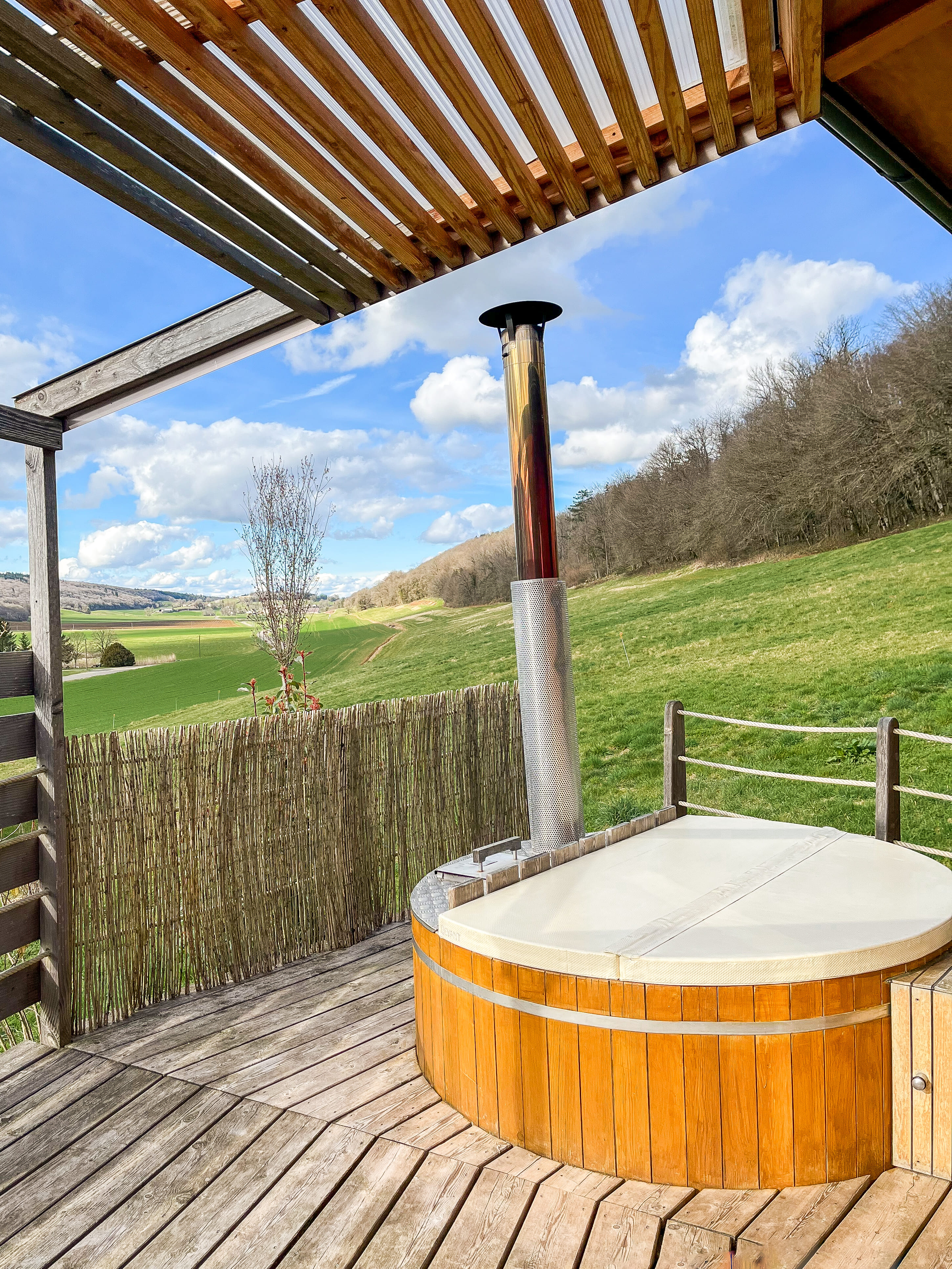 Cabane Mélèze & Spa — Cabane sur pilotis avec bain nordique à Jura à Besain — détail architectural
