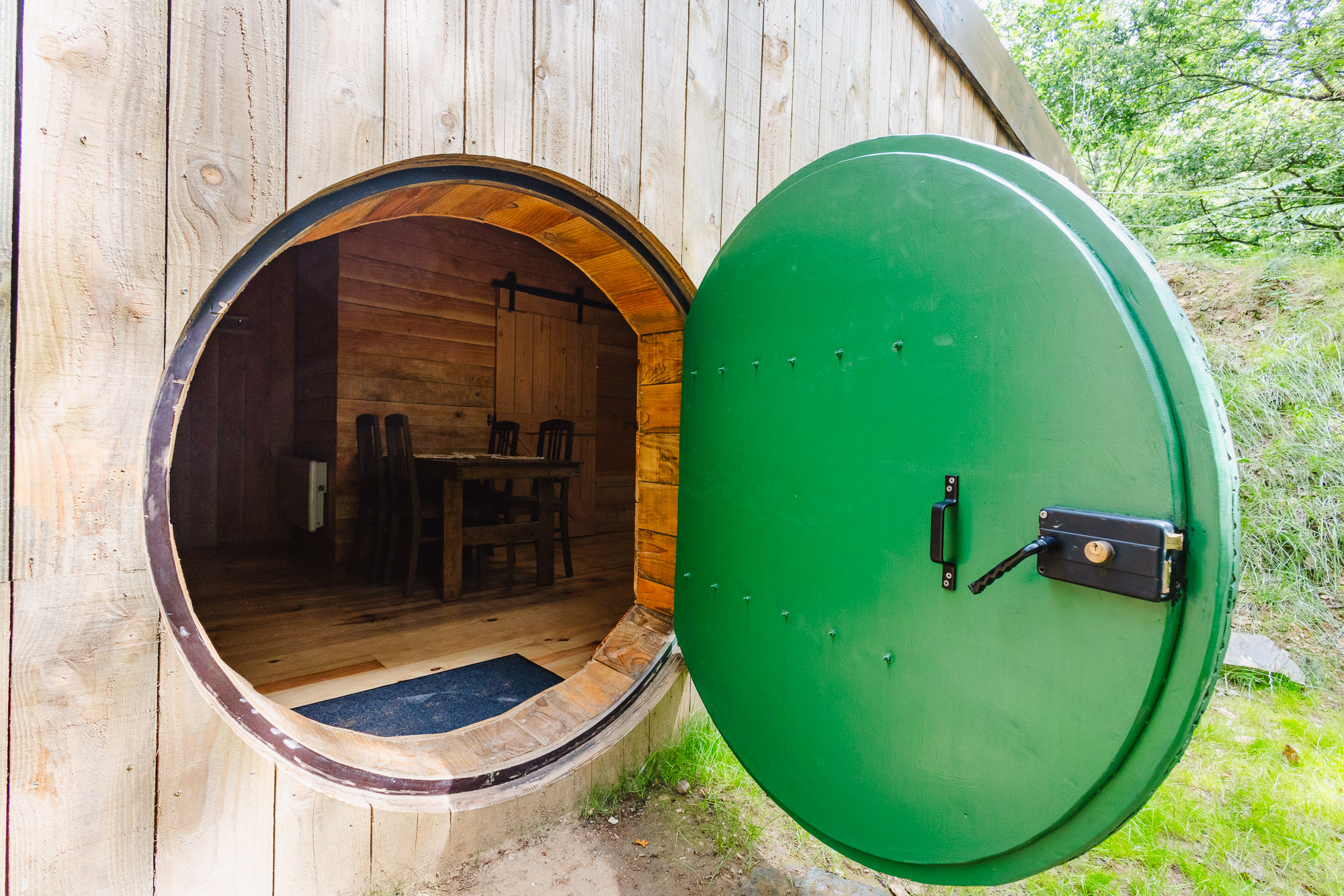 La cabane de Léna : une maison de hobbit en Bretagne à Plumeliau — espace de vie