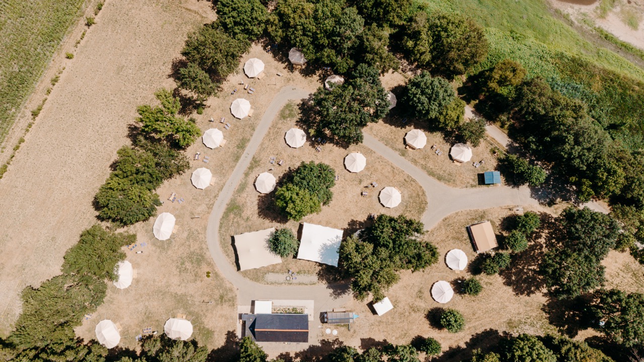 Lodge Vénus — Tente avec spa à Nature Camp Anjou à Sainte-Gemmes-sur-Loire — espace de vie