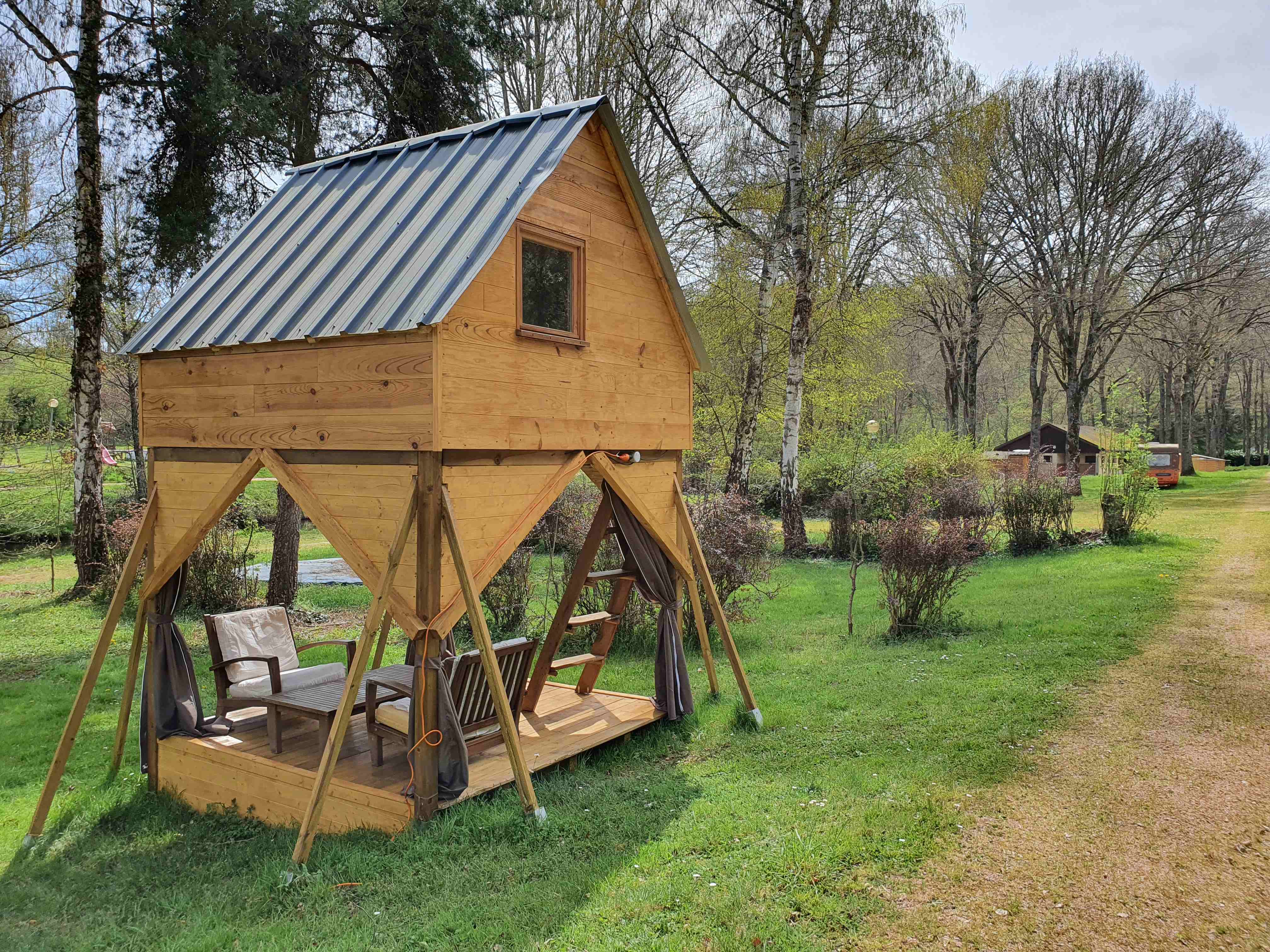 La cabane perchée : une expérience unique en Auvergne à Huriel — espace de vie