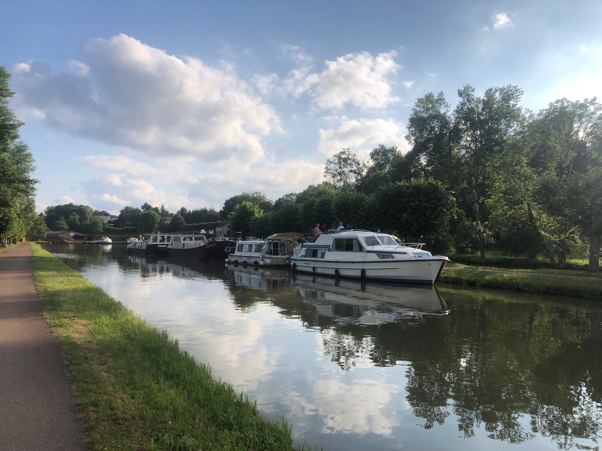 Le Corvette : un voyage flottant en Bourgogne à Chatillon-En-Bazois — vue intérieure