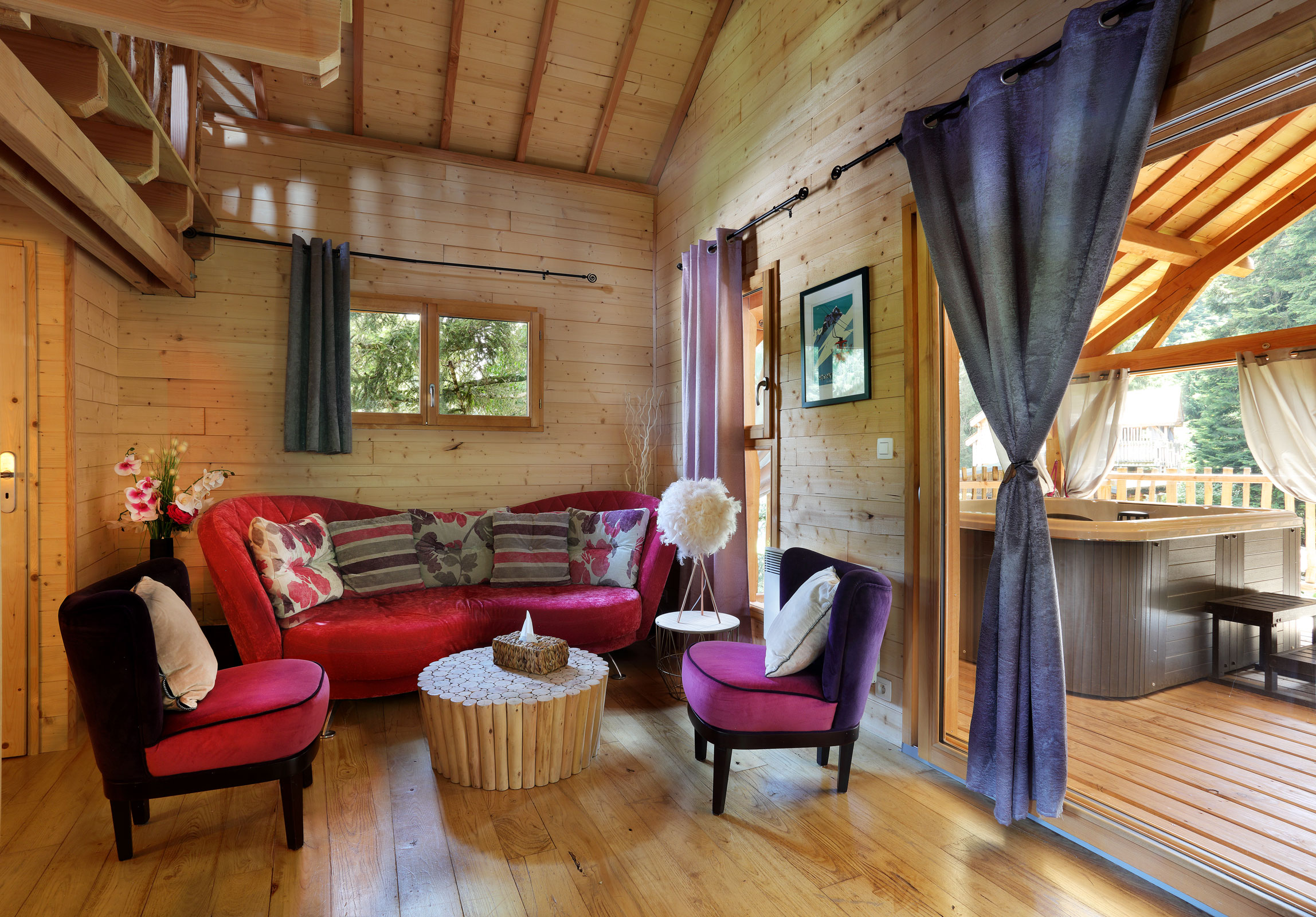 Lodge Suite Spa — Cabane dans les arbres avec jacuzzi à Haute-Savoie à Larringes — chambre