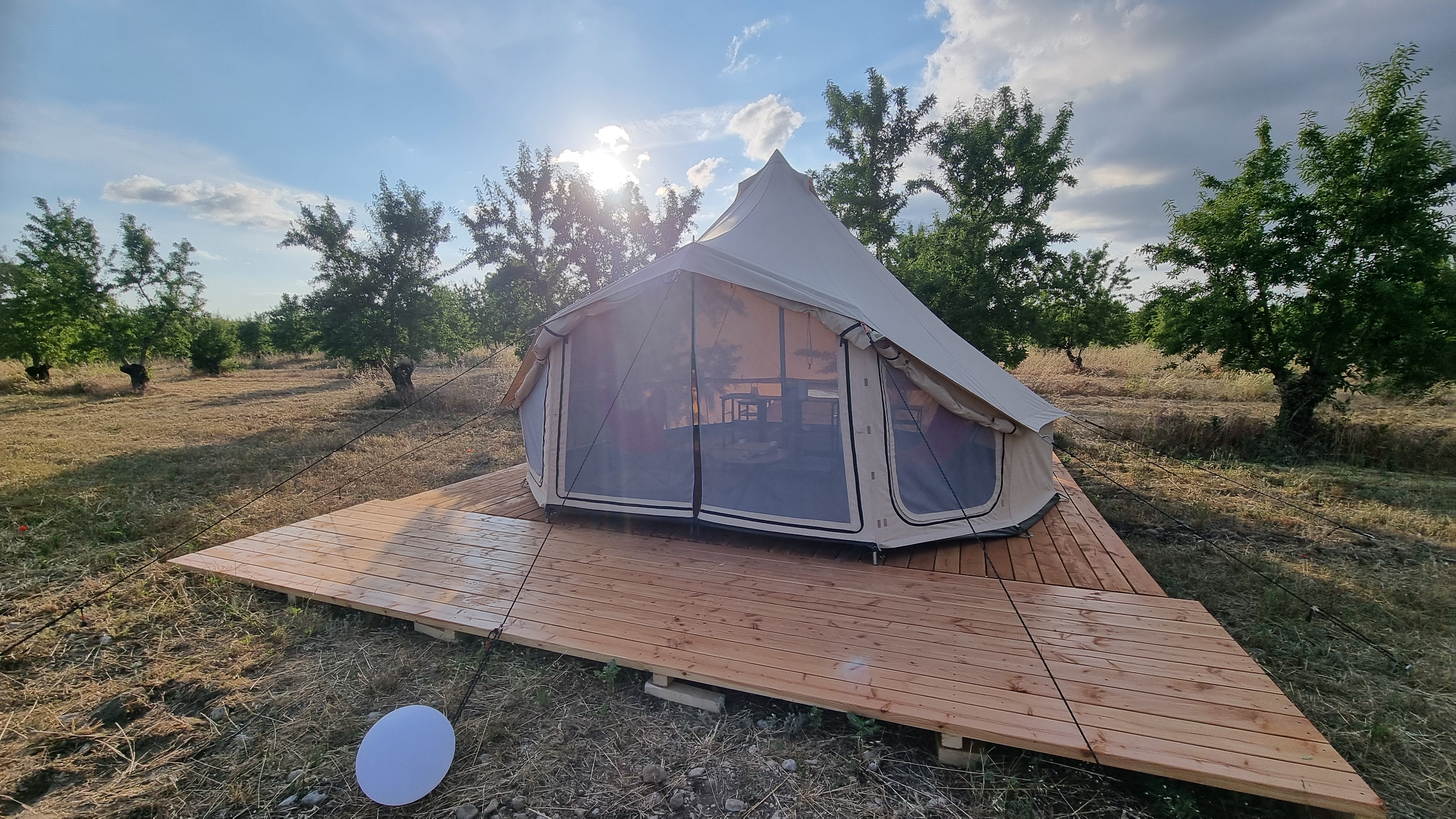 Les Lavandes : une expérience unique en tente lodge à Valensole — vue intérieure