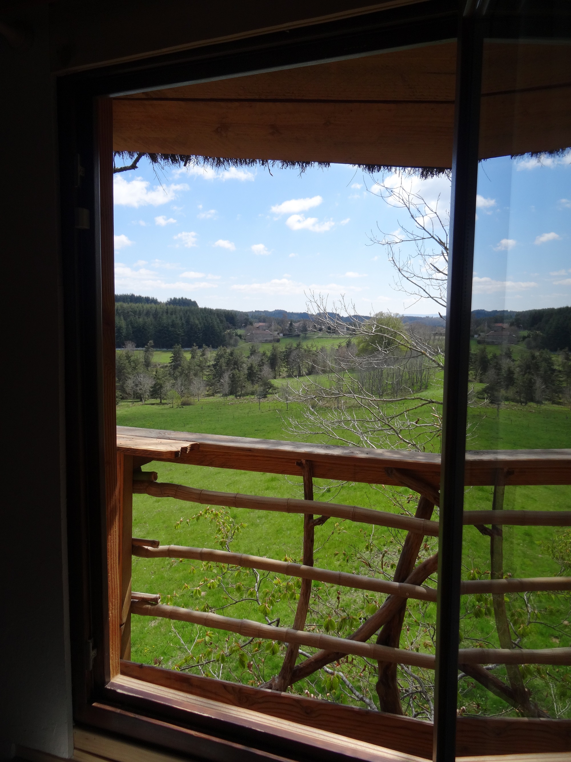 La Cabane des Fayards : une expérience suspendue dans les arbres à Saint Agrève — salle de bain