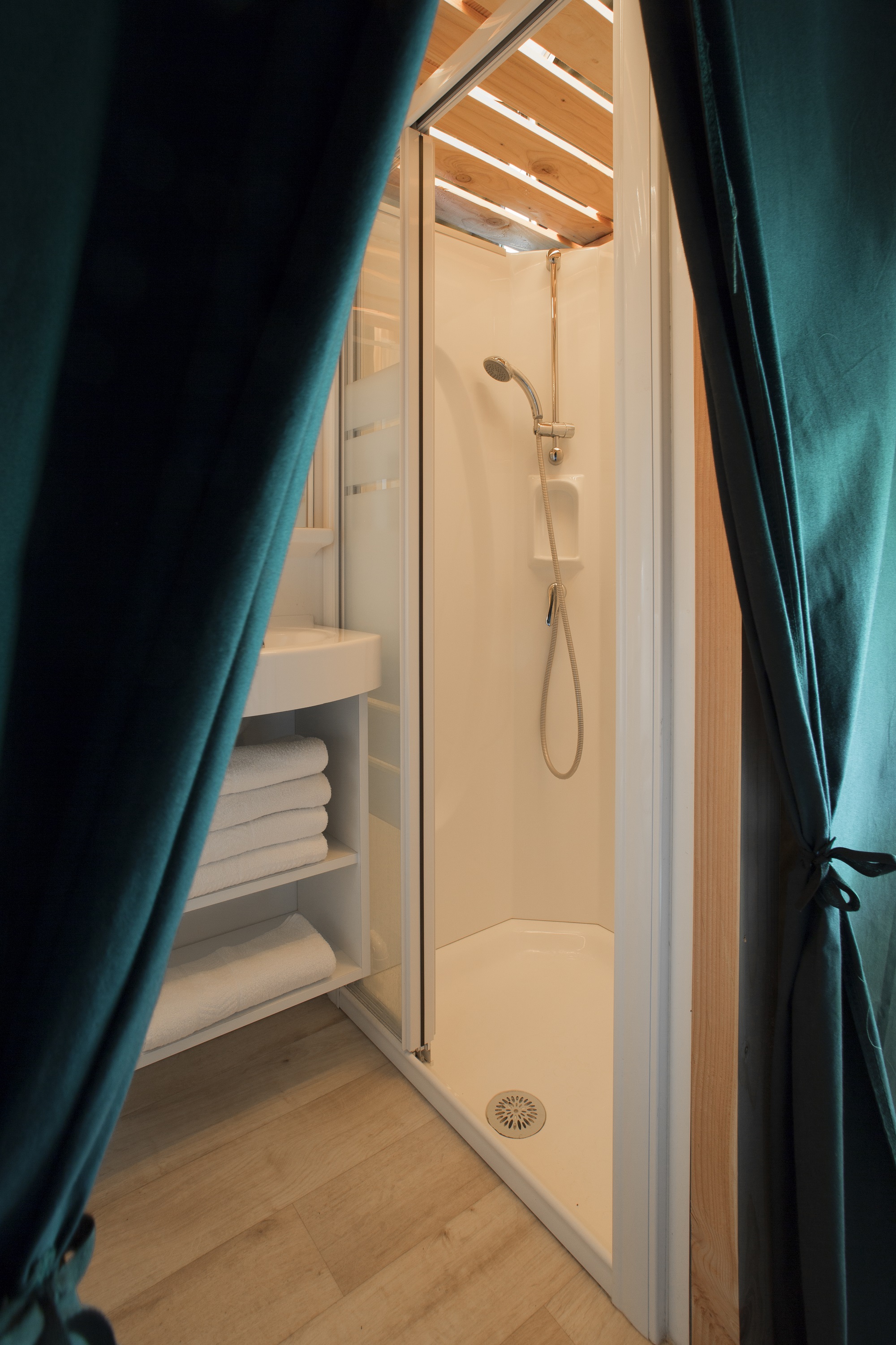 Tente Trappeur Rillé : une immersion au cœur de la nature à Rillé — salle de bain
