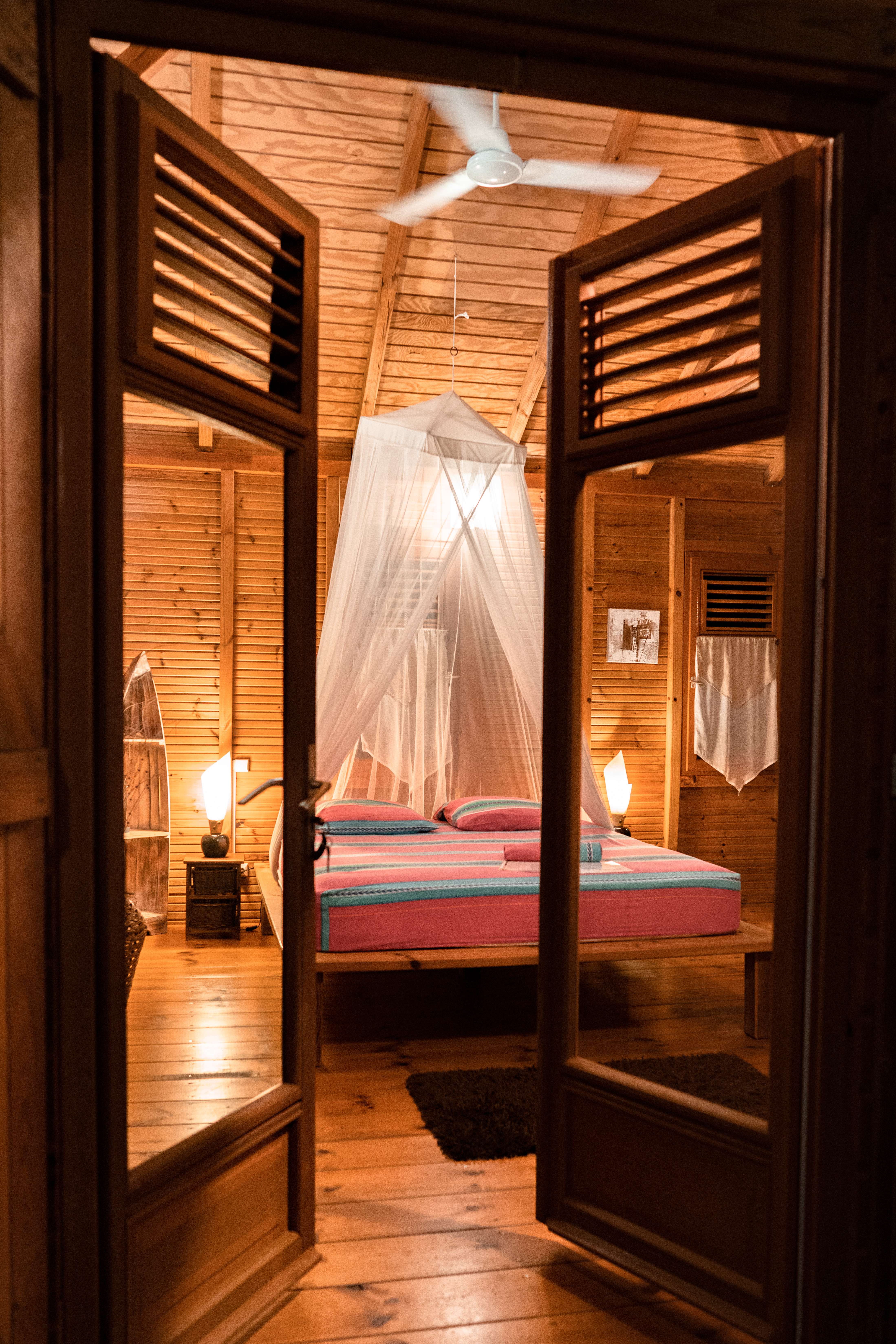 Évasion créole : cabane en bois au cœur de la Guadeloupe à Deshaies — espace de vie
