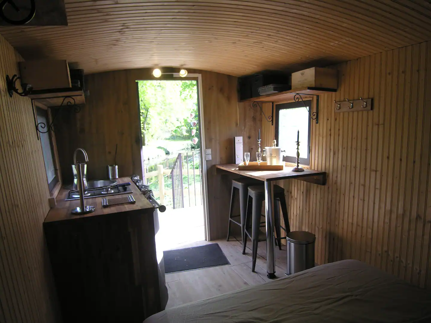 La roulotte d'Elise — Roulotte avec spa à Valmeray (Calvados) à Valambray — salle de bain