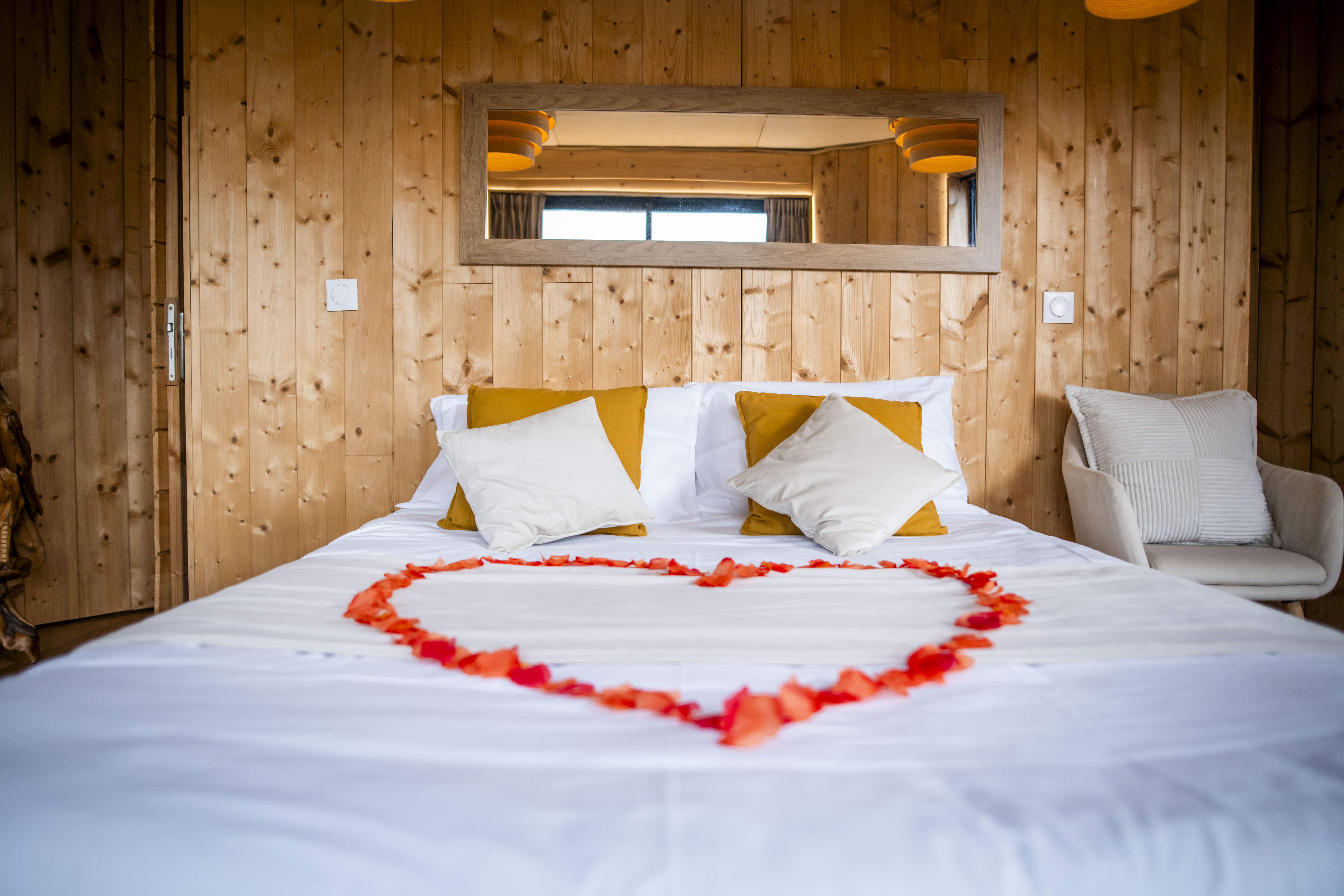 Lodge SPA & Sauna Zen : une cabane sur pilotis au cœur des Alpes à Gillonnay — détail architectural