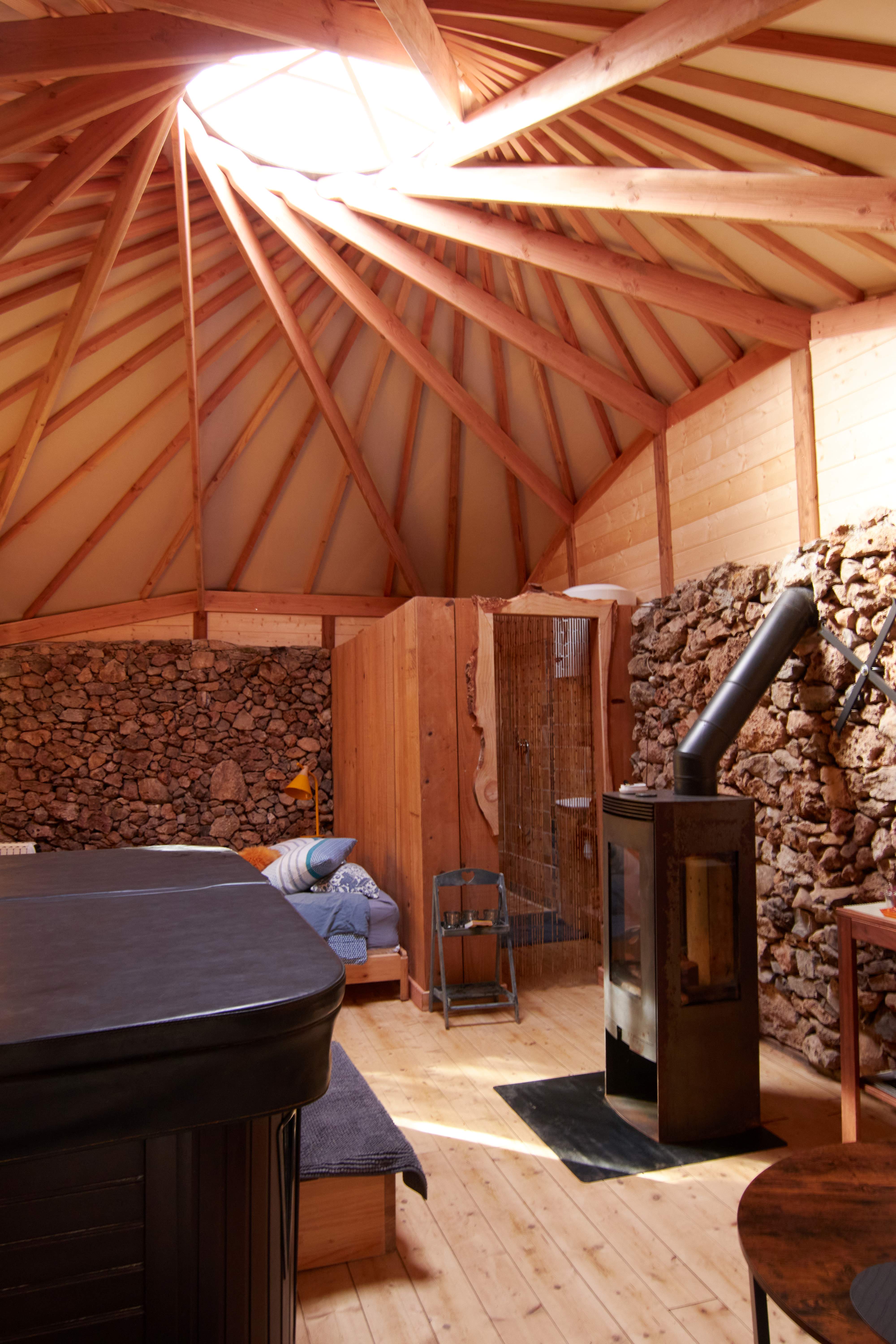 Évasion en yourte avec spa privatif en Provence à Saint-Maximin-La-Sainte-Baume — chambre