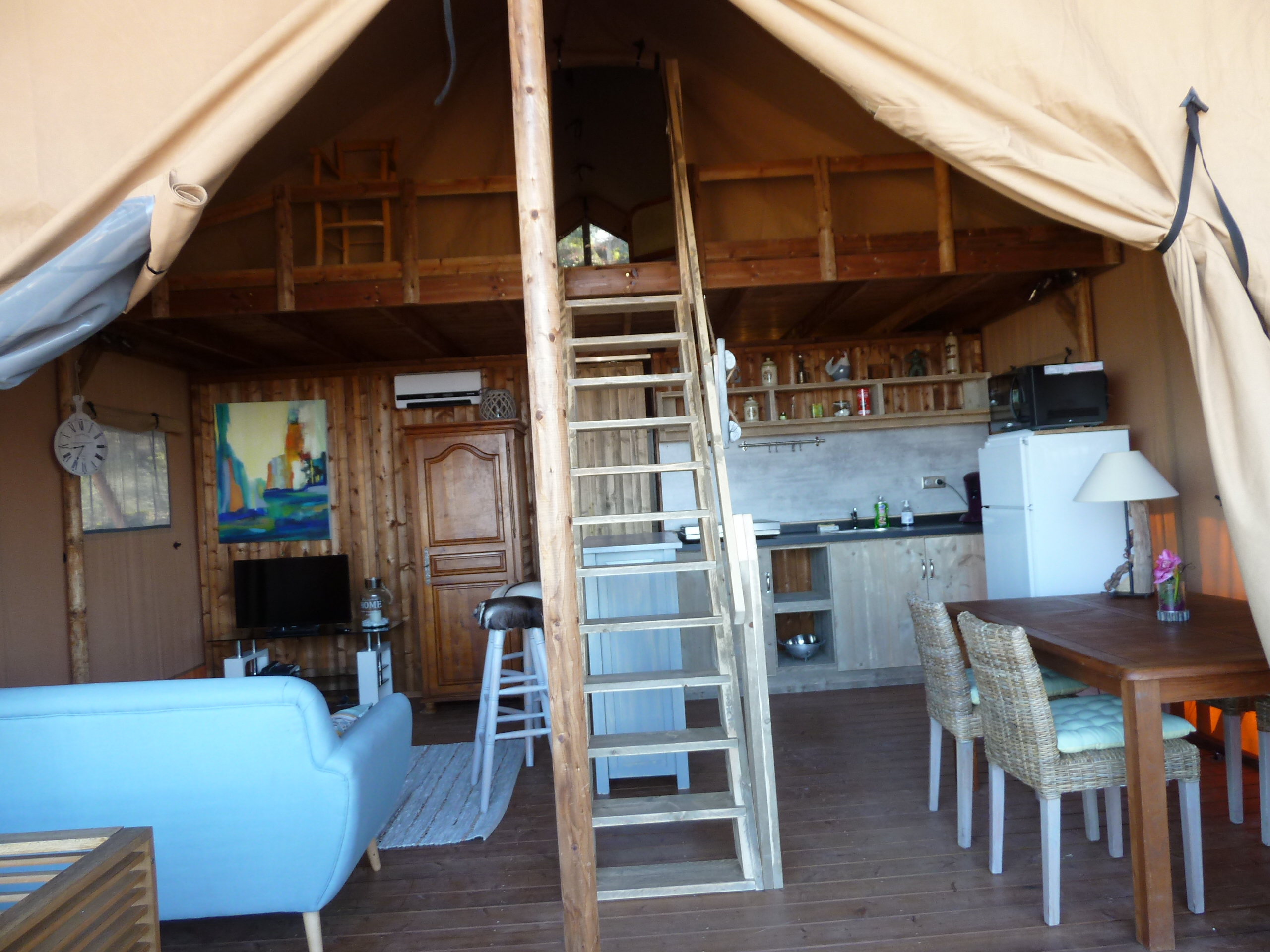 Tente Lodge Spa La Pinède : un safari en pleine nature à Trets — vue depuis la terrasse
