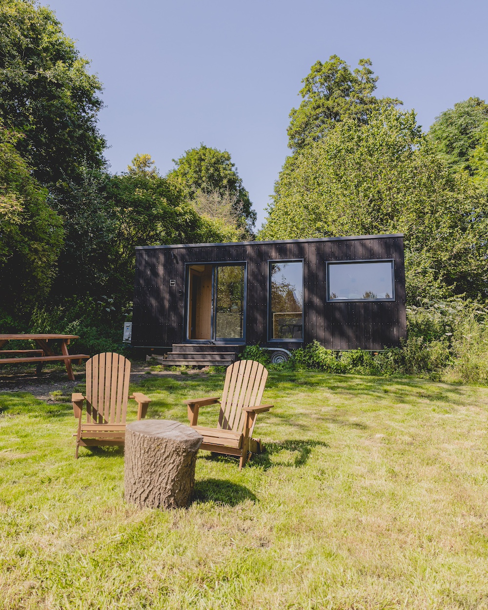 Une Tiny House moderne avec vue sur le lac en Picardie à Mesbrecourt-Richecourt — environnement naturel