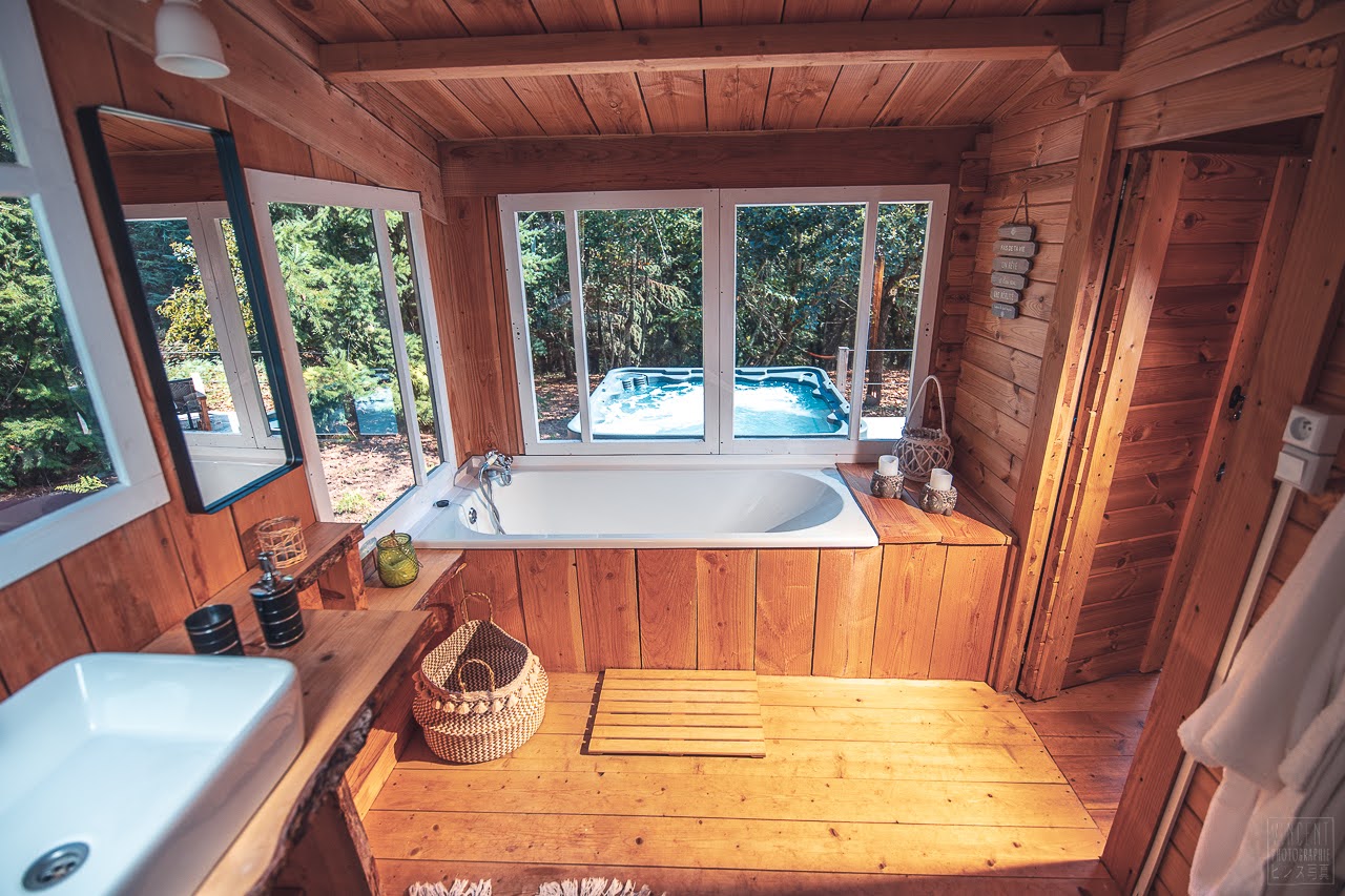 Évasion sensorielle dans une cabane Forest Cocoon & Spa à ballon — vue depuis la terrasse