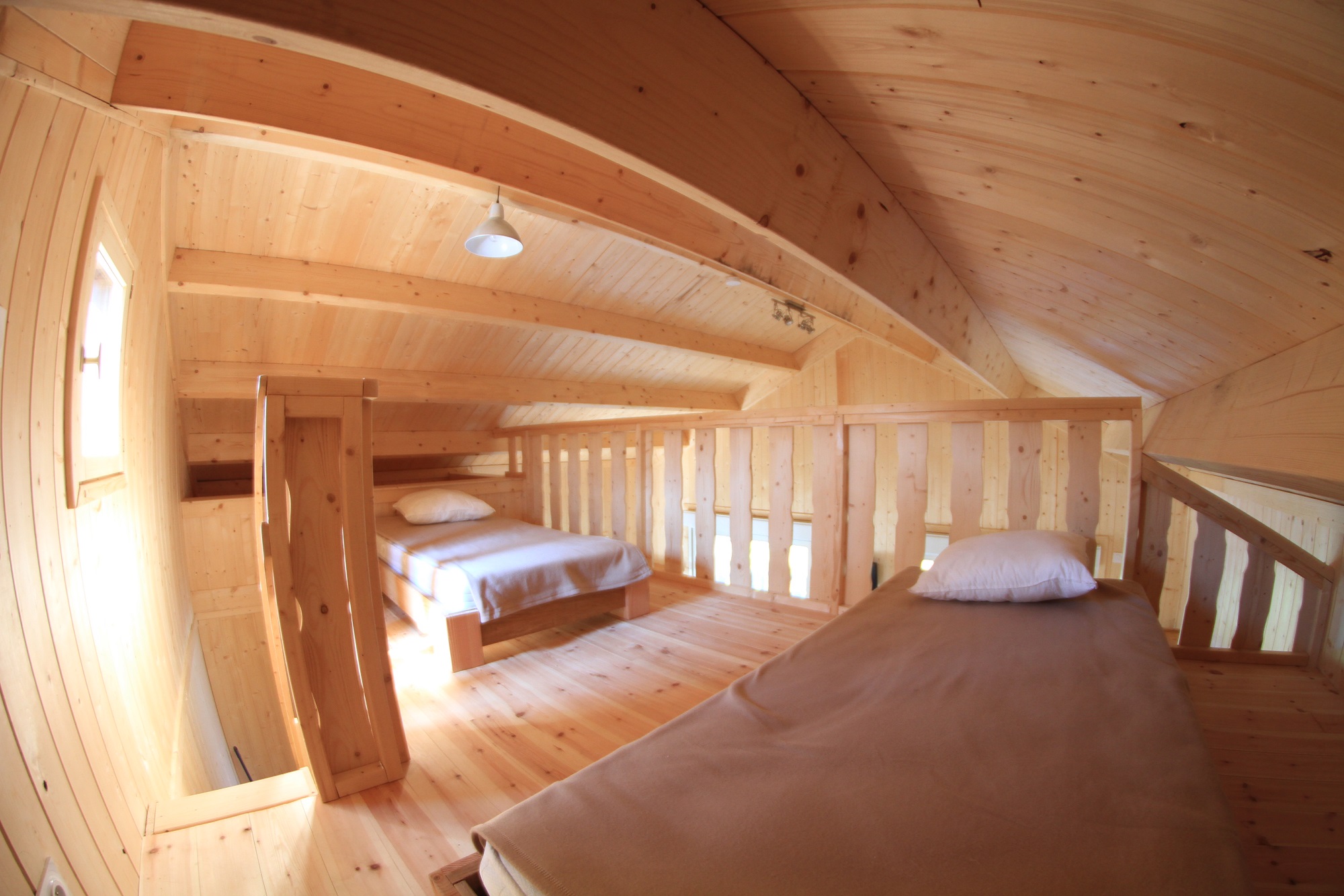 Lodge des Taillets : une cabane sur pilotis au cœur des Alpes à Serrières-Sur-Ain — environnement naturel