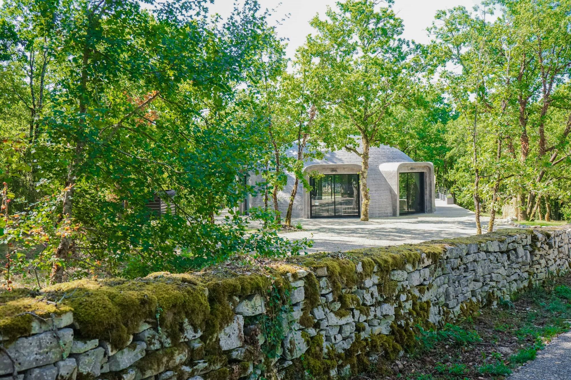 Un séjour enchanteur dans un dôme avec spa privatif en Limousin à Chartrier-Ferriere — espace de vie
