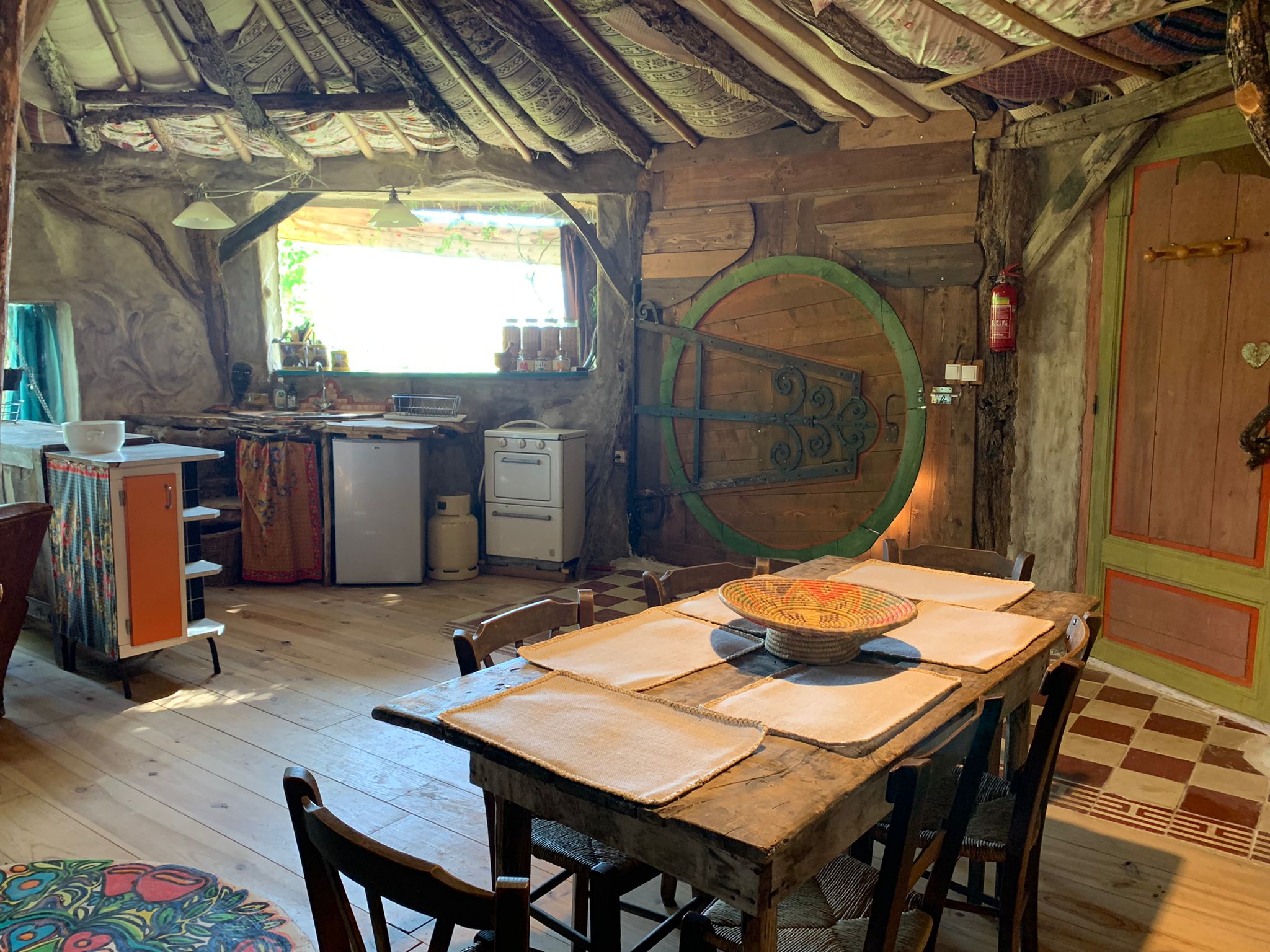 Colline sous les étoiles : une maison de hobbit en Aquitaine à Bajamont — chambre