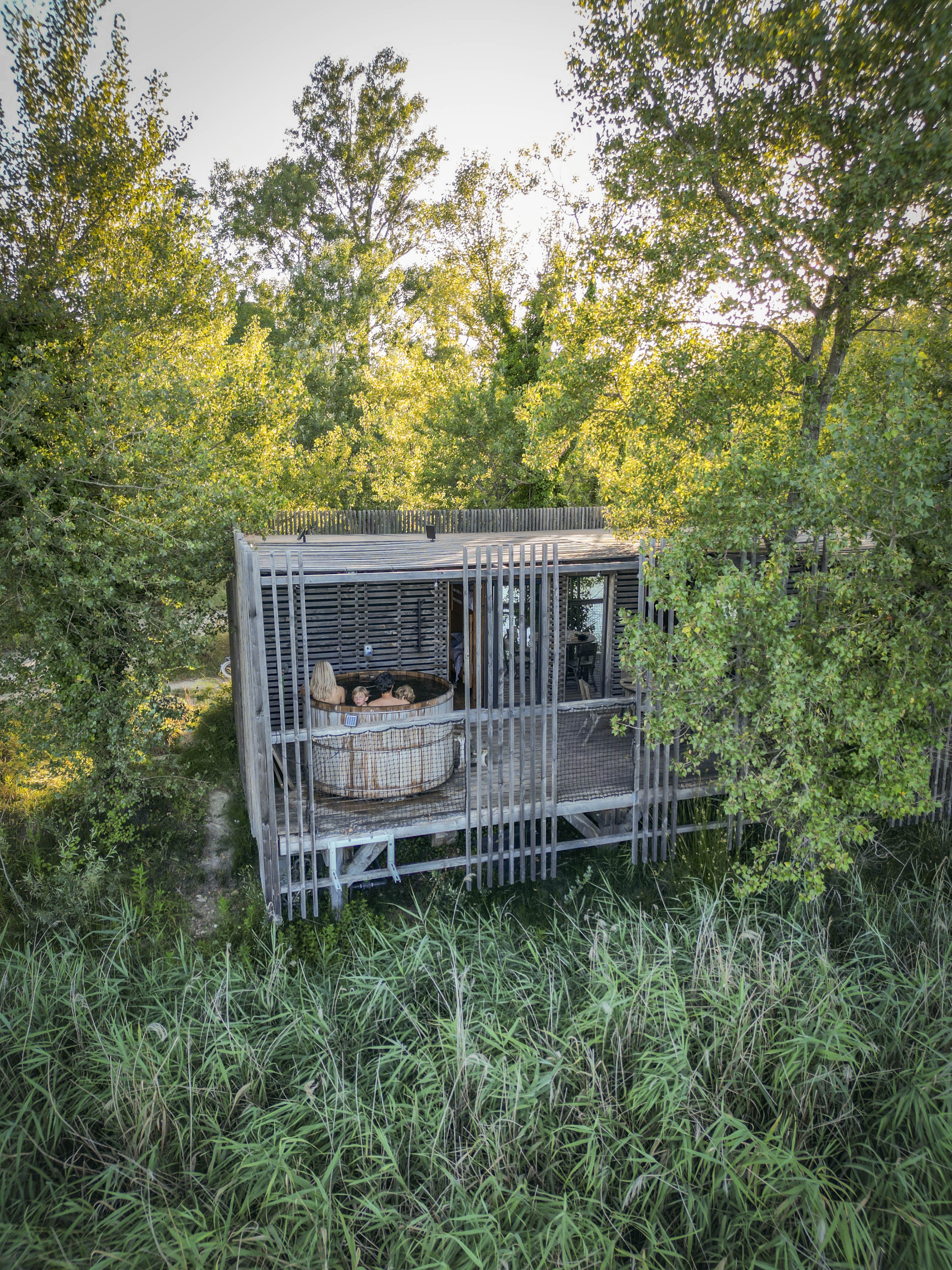 Cabane Spa Bohème : une expérience unique sur pilotis à Sorgues — chambre