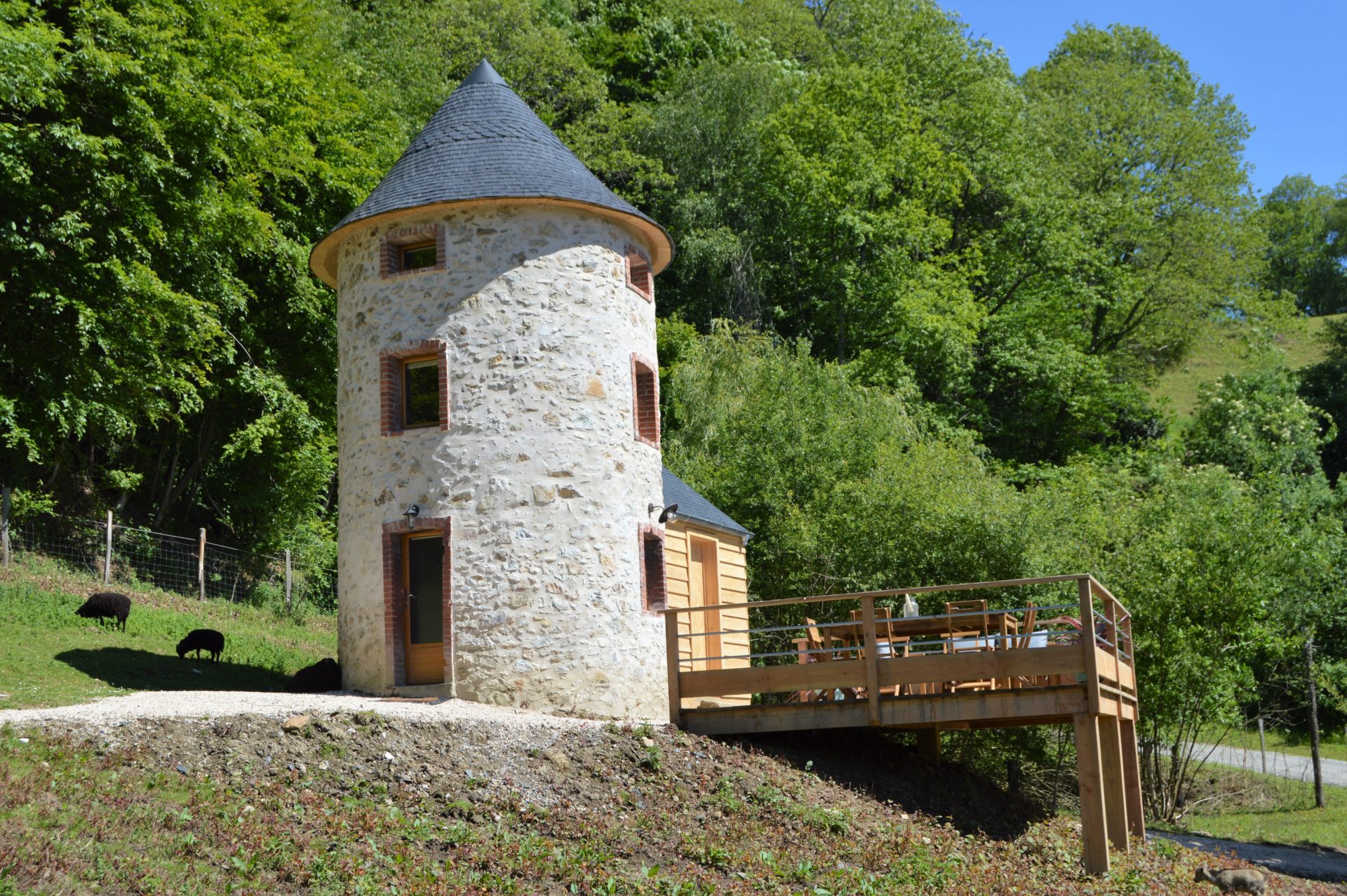 Un pigeonnier enchanteur avec spa au cœur des Pyrénées à Gerde — salle de bain
