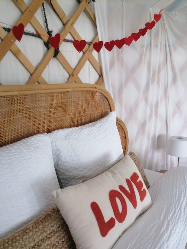 Votre évasion dans une yourte cocooning avec bain nordique à Champfremont — vue intérieure