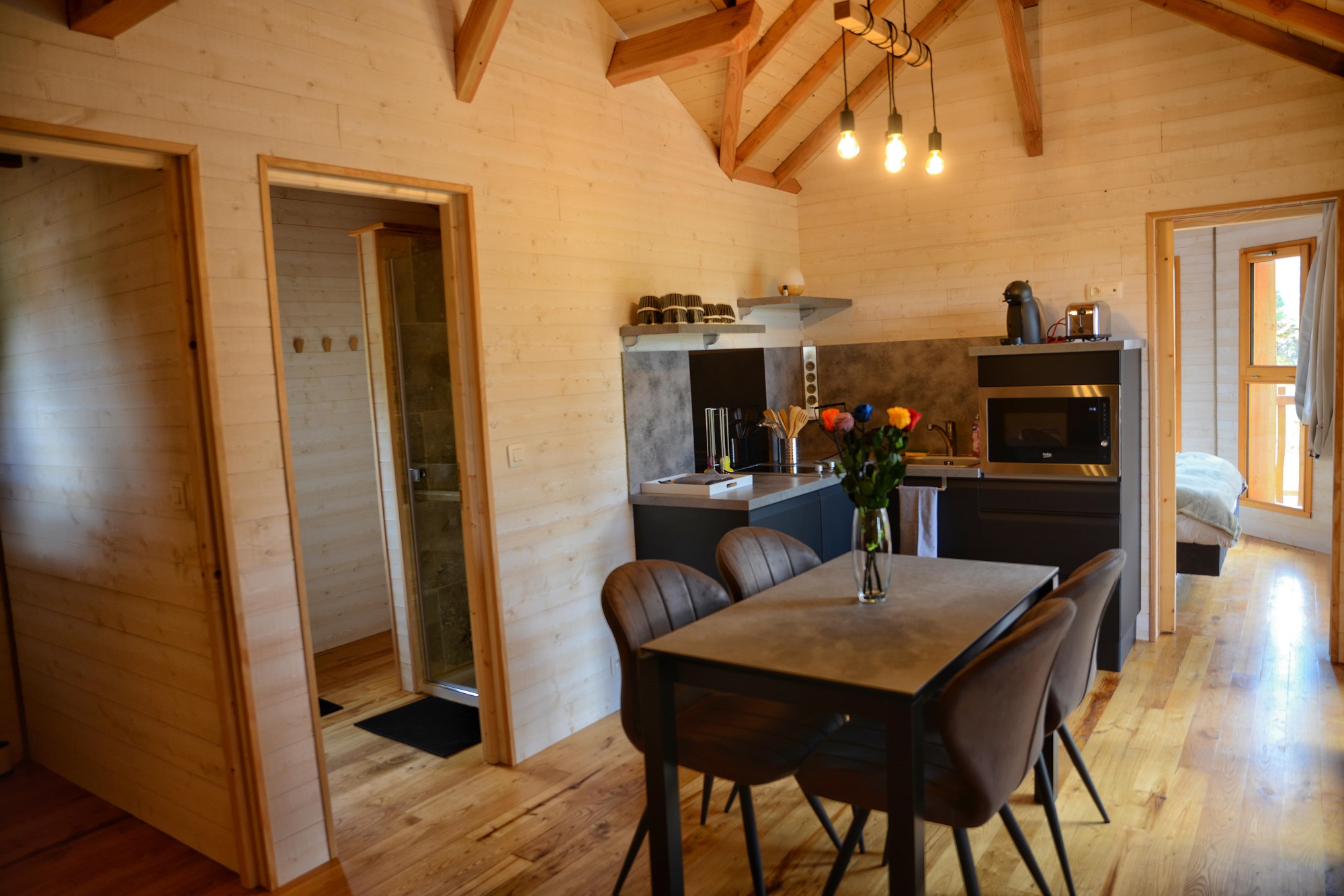 La Gazelle & Spa : une cabane sur pilotis au cœur de l'Auvergne à Ségur-Les-Villas — chambre