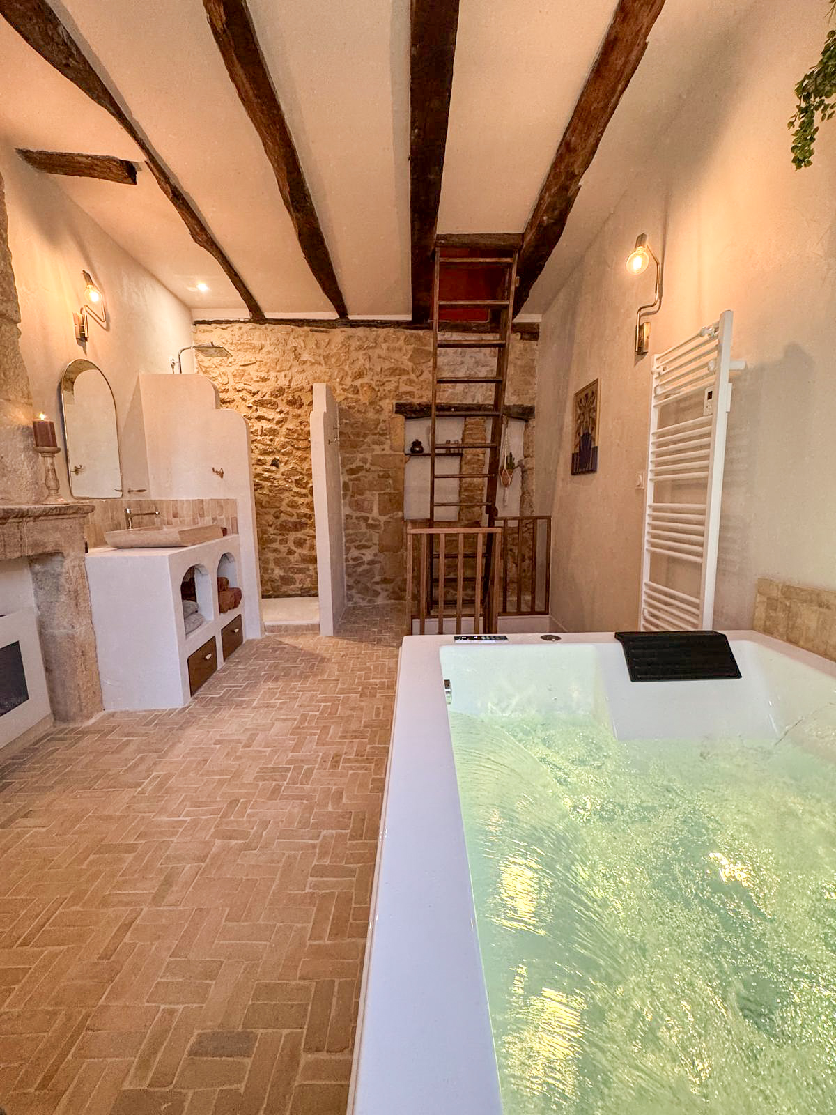 La Suite N⁰7 & Spa — Parenthèse amoureuse à Sarlat à Sarlat-la-Canéda — détail architectural