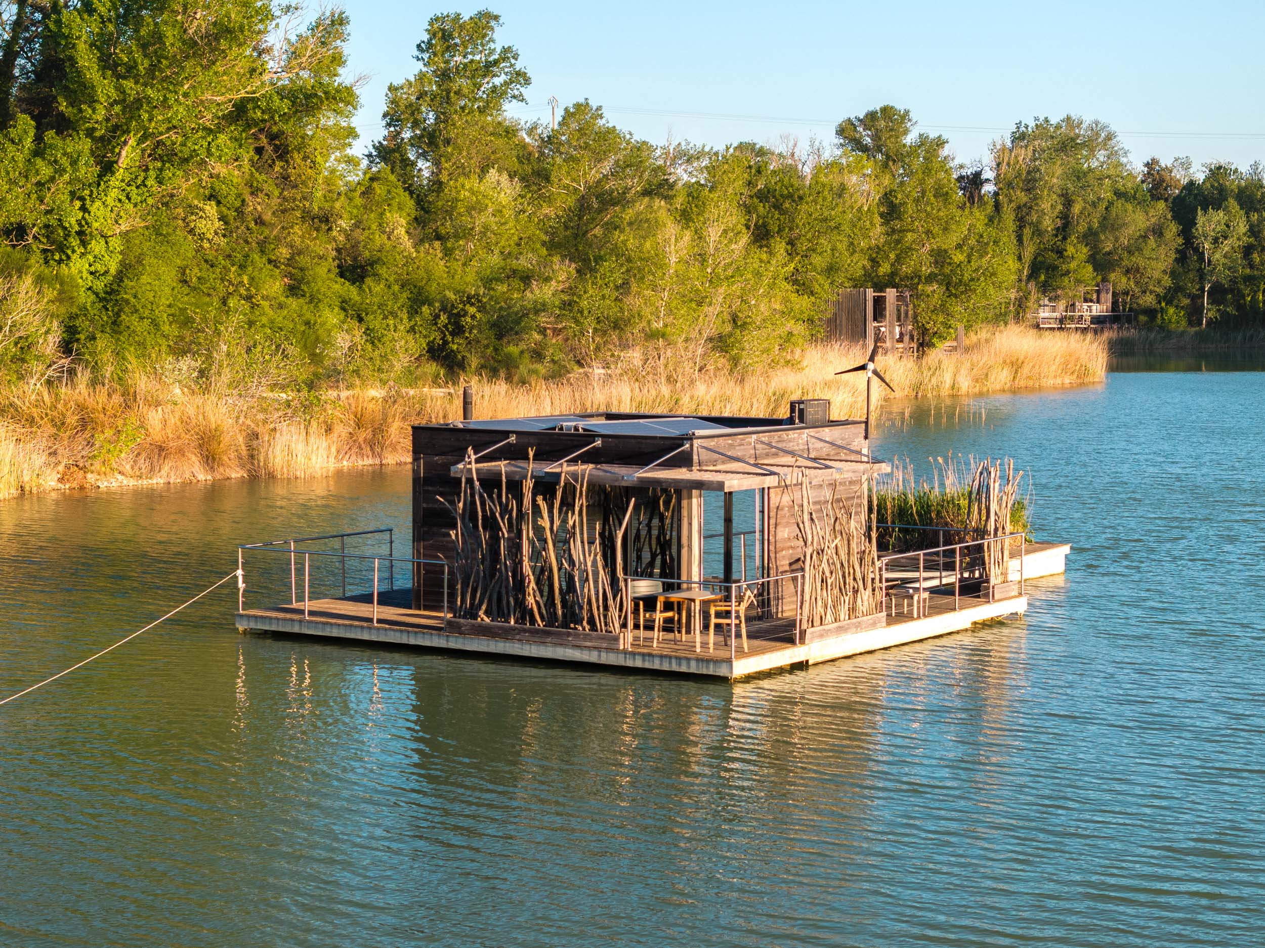 Éco-Cabane Utopie : une immersion sensorielle sur l'eau