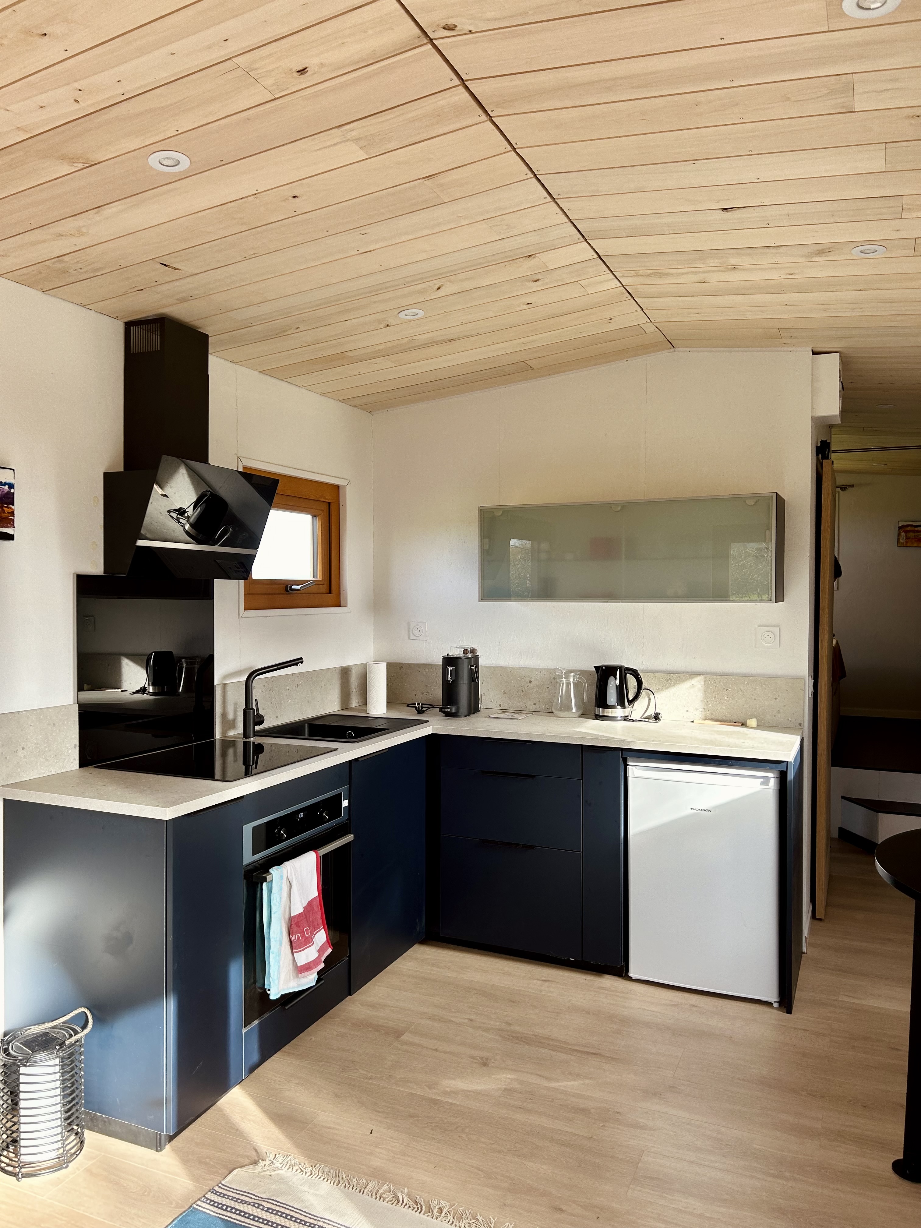 Évasion dans une tiny house moderne en Bourgogne à Chevenon — vue depuis la terrasse