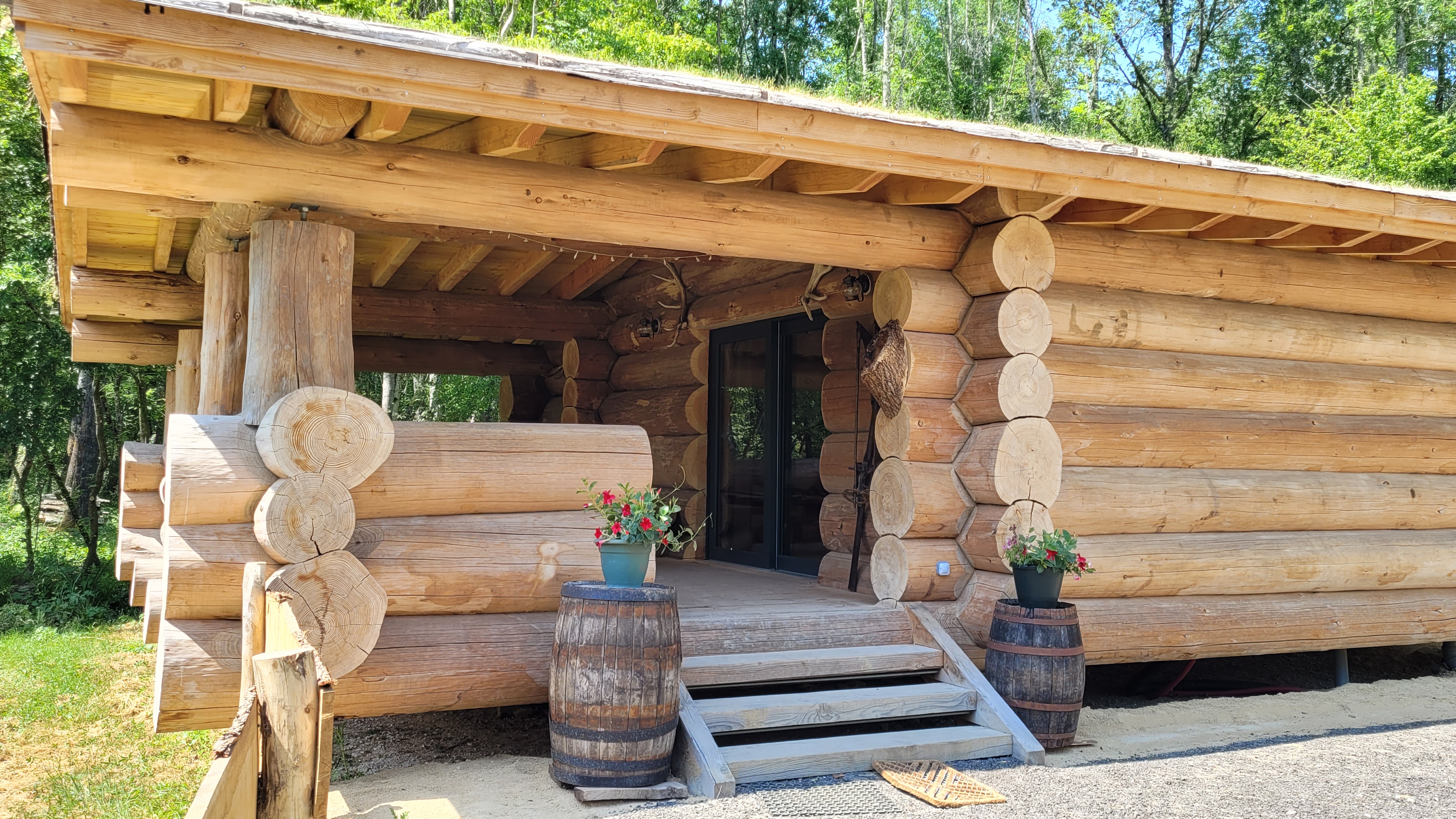 La Fuste & Spa : une cabane de trappeur au cœur de la nature à Echouboulains — vue intérieure