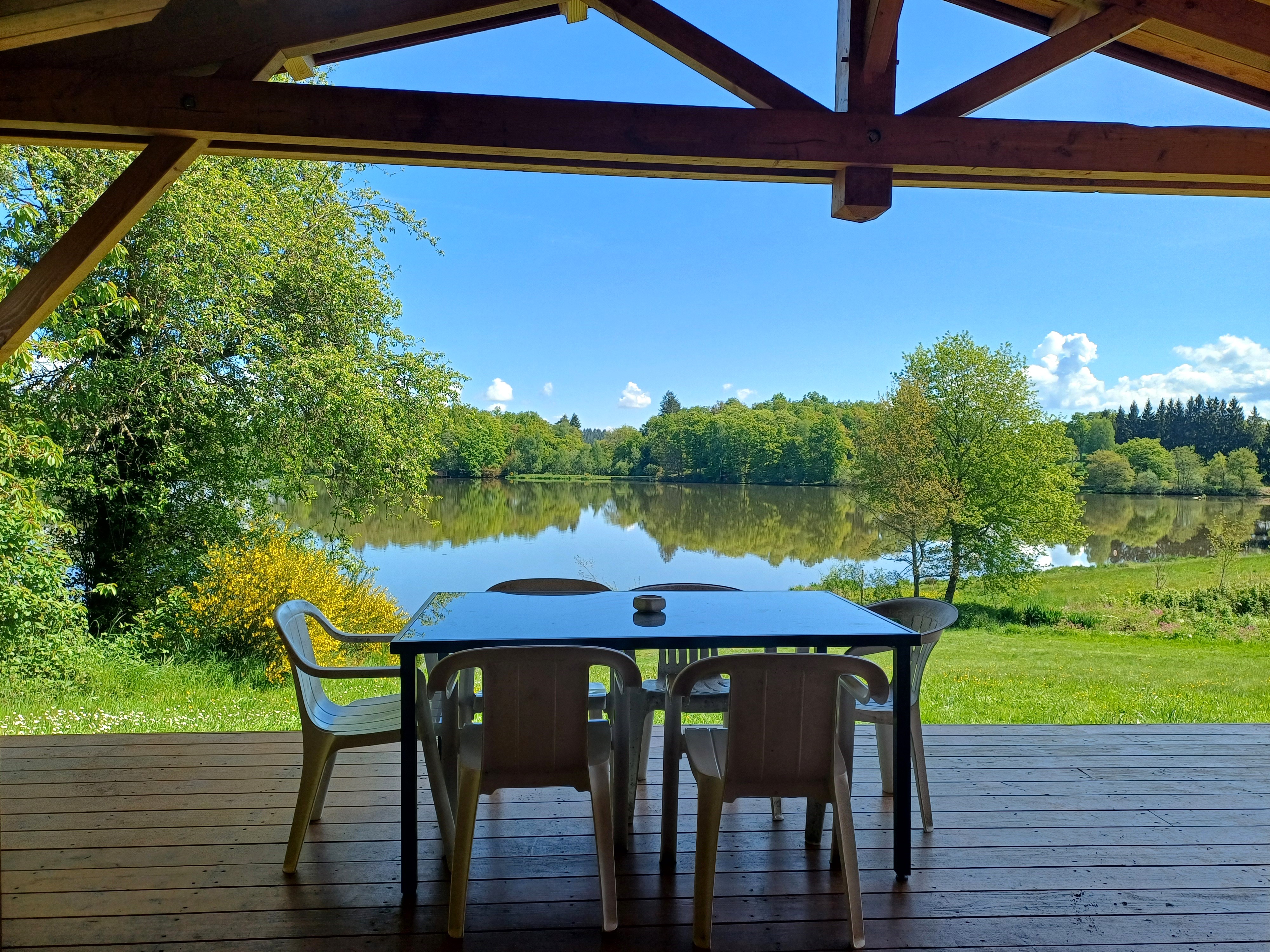 Chalet Douglas : une évasion romantique avec vue sur le lac — Chalet à Condat-En-Combraille