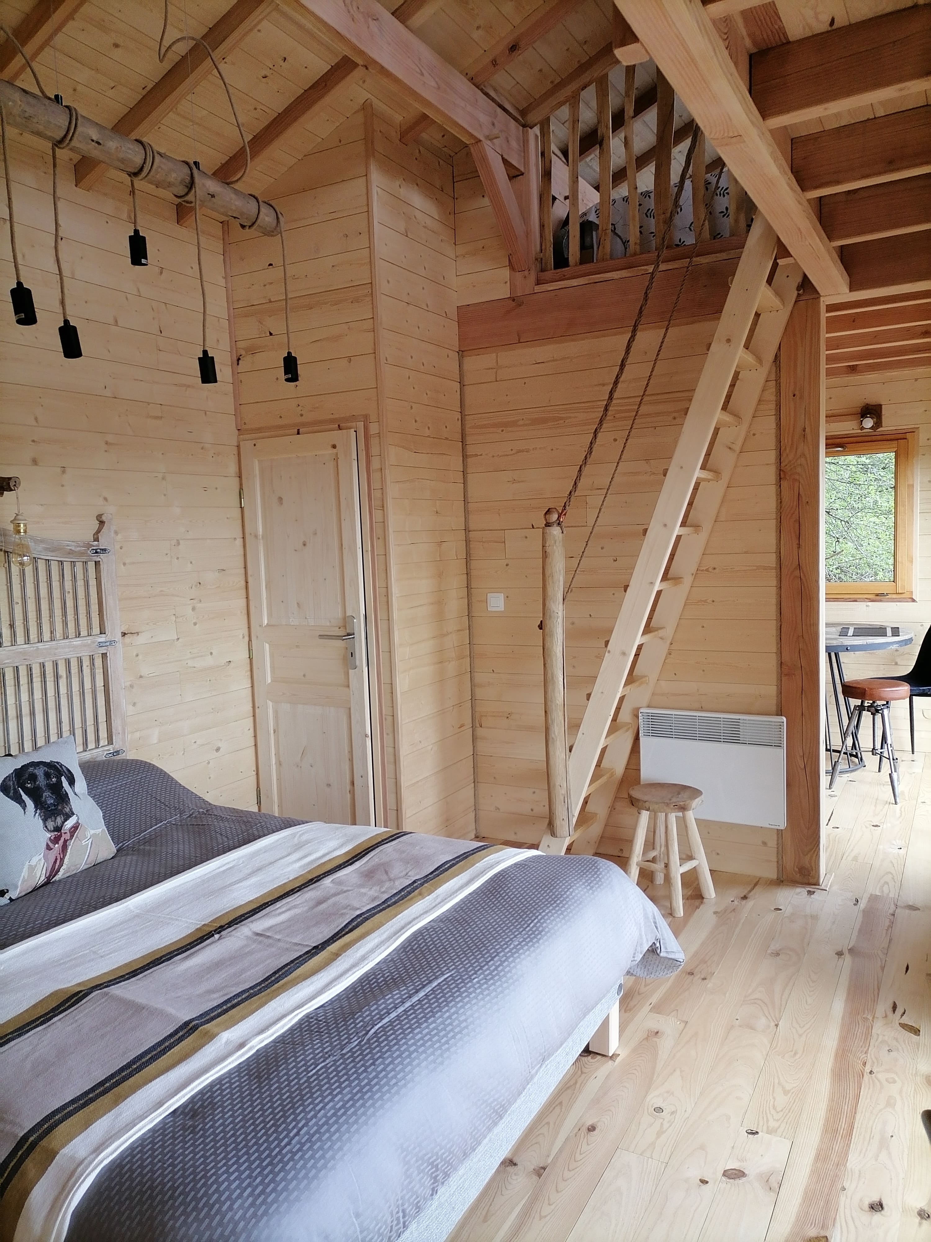 Cabane La Rastène & Spa : une évasion sur pilotis en Auvergne à Carlat — vue intérieure