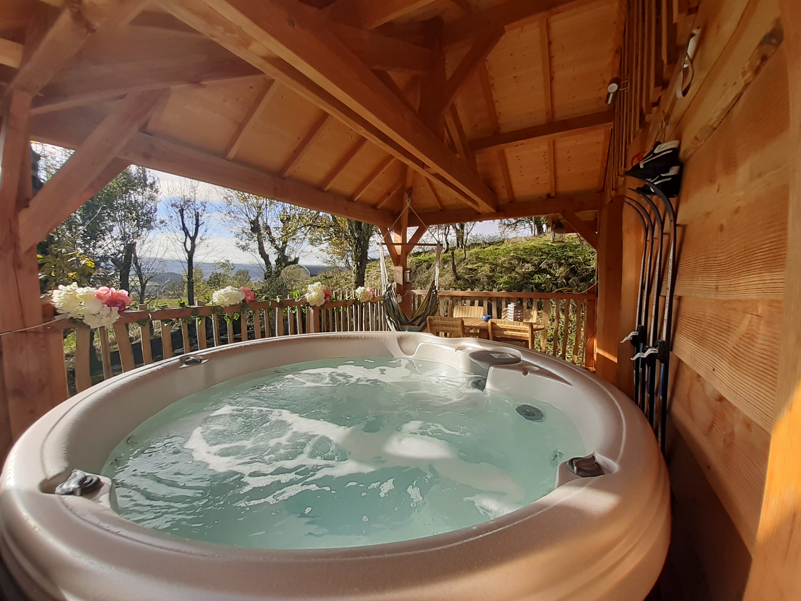 Cabane Spa Bérénice — Cabane sur pilotis avec jacuzzi à Lozère à Cubières — vue intérieure