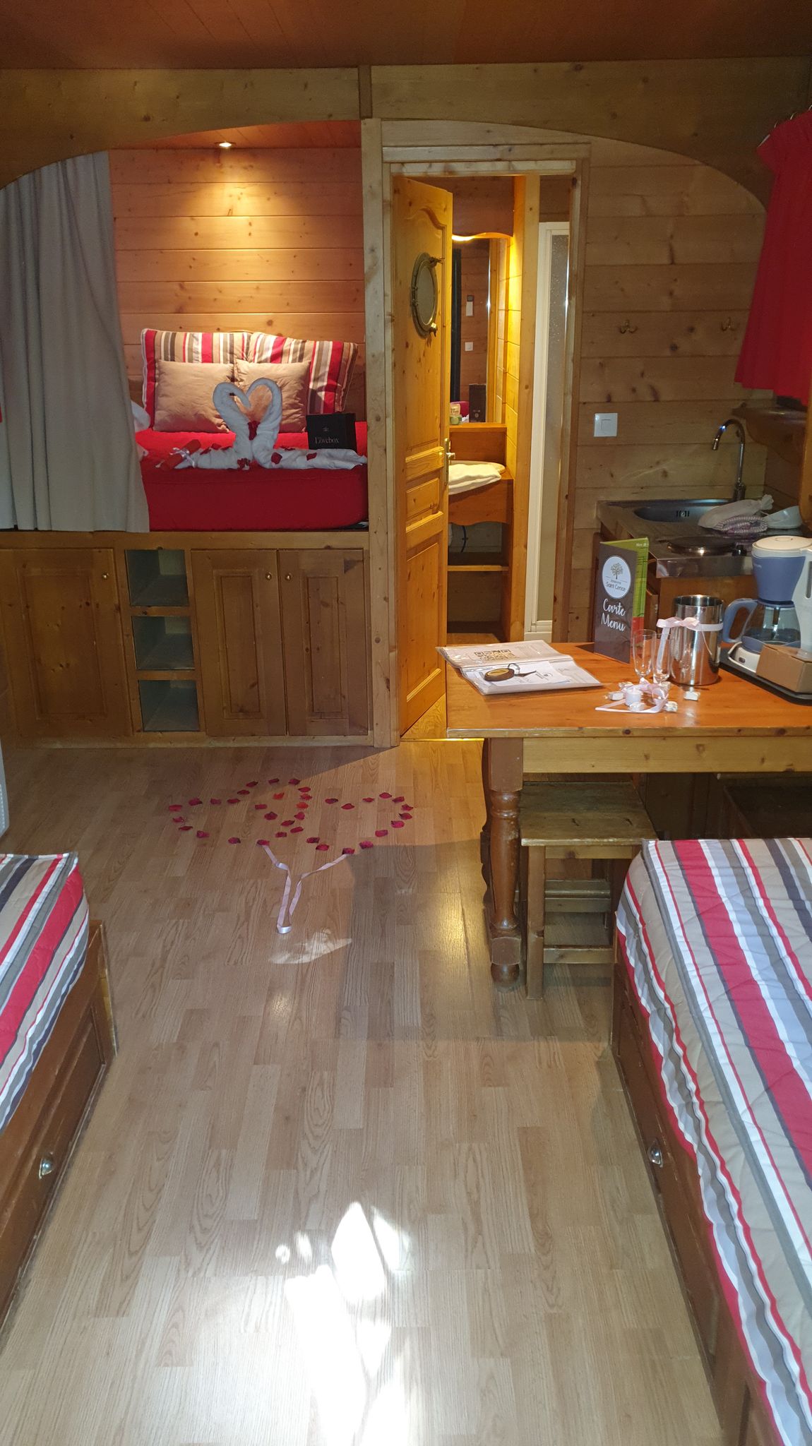 Roulotte gîte Nuit d'Amour & SPA : une évasion romantique à Vogüé — cuisine