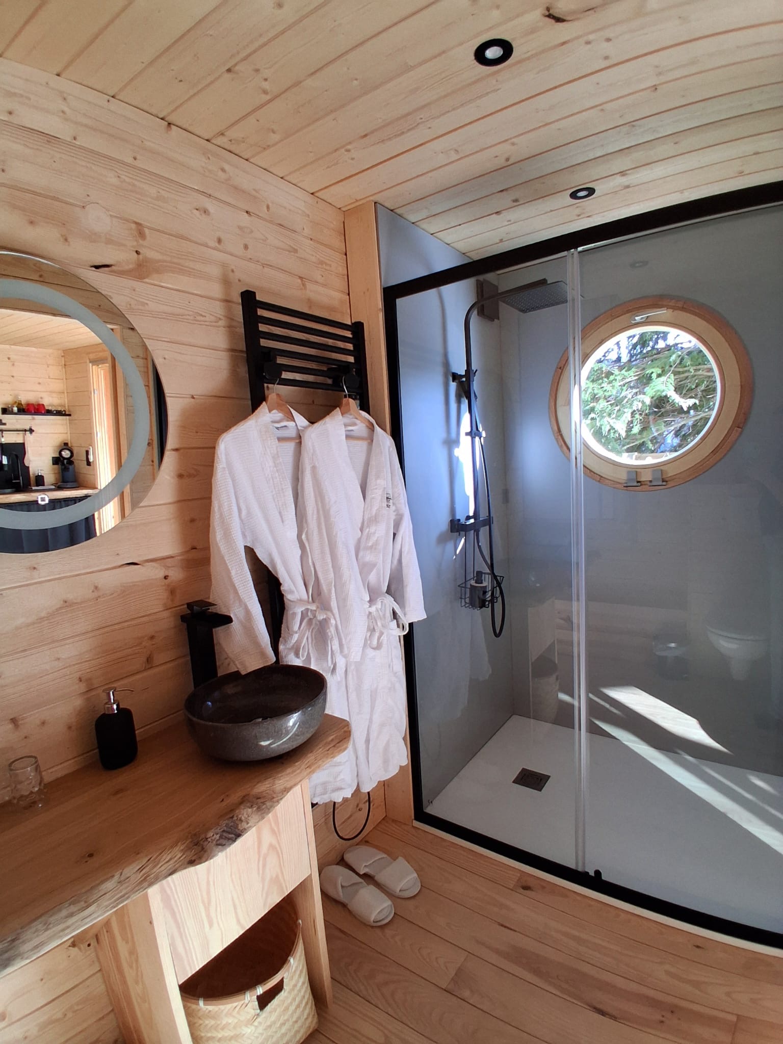 Lac'abane spa'bulleuse — Cabane sur pilotis avec spa au Puy-de-Dôme à Chambon-sur-Lac — cuisine