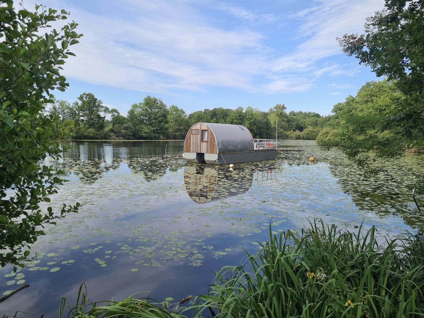 Le bateau cabané — Péniche avec spa à l'Étang des Landes en Vendée