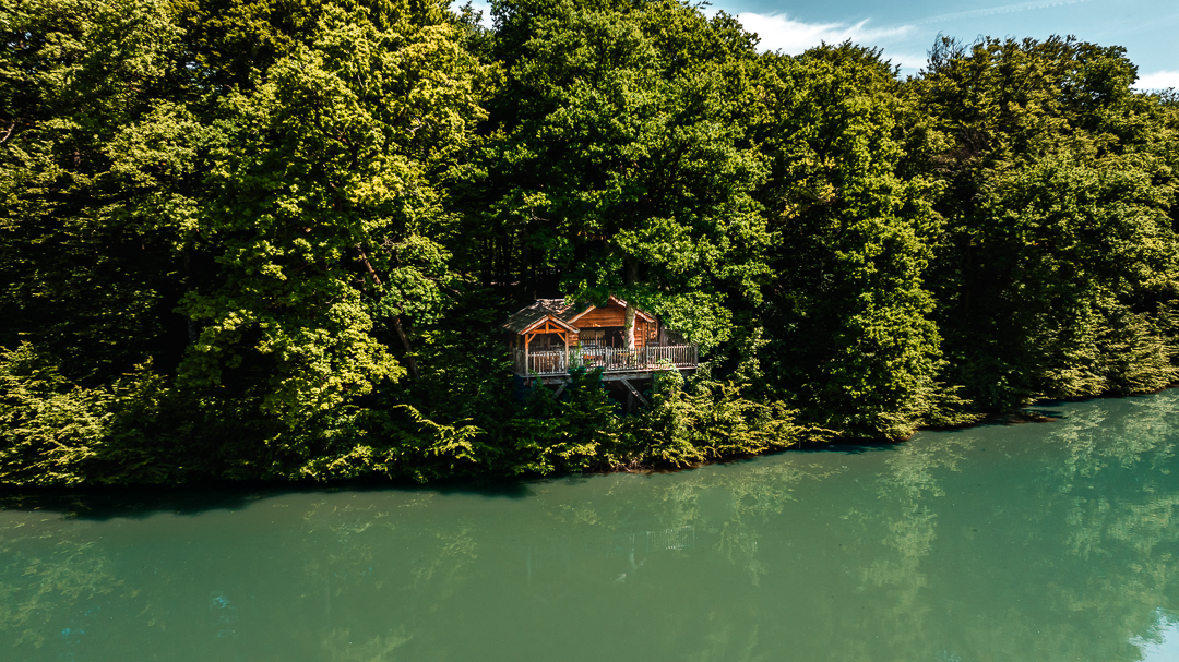 Cabane Spa Harmonie : une évasion sur pilotis en Franche-Comté