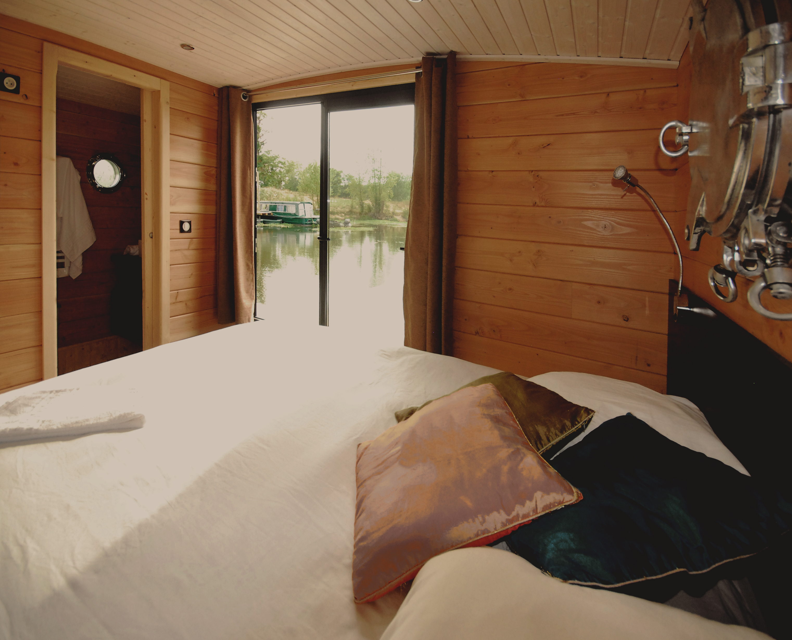 Toue Cabanée du Lac de Serre Ponçon — Séjour insolite avec spa dans les Hautes-Alpes à Rousset-Serre-Ponçon — détail architectural