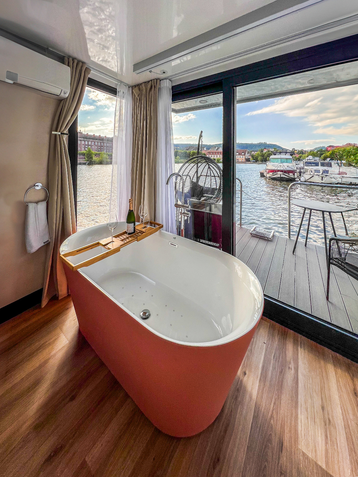 Évasion en Suite flottante Supérieure avec Balnéo en Alsace à Saverne — espace de vie