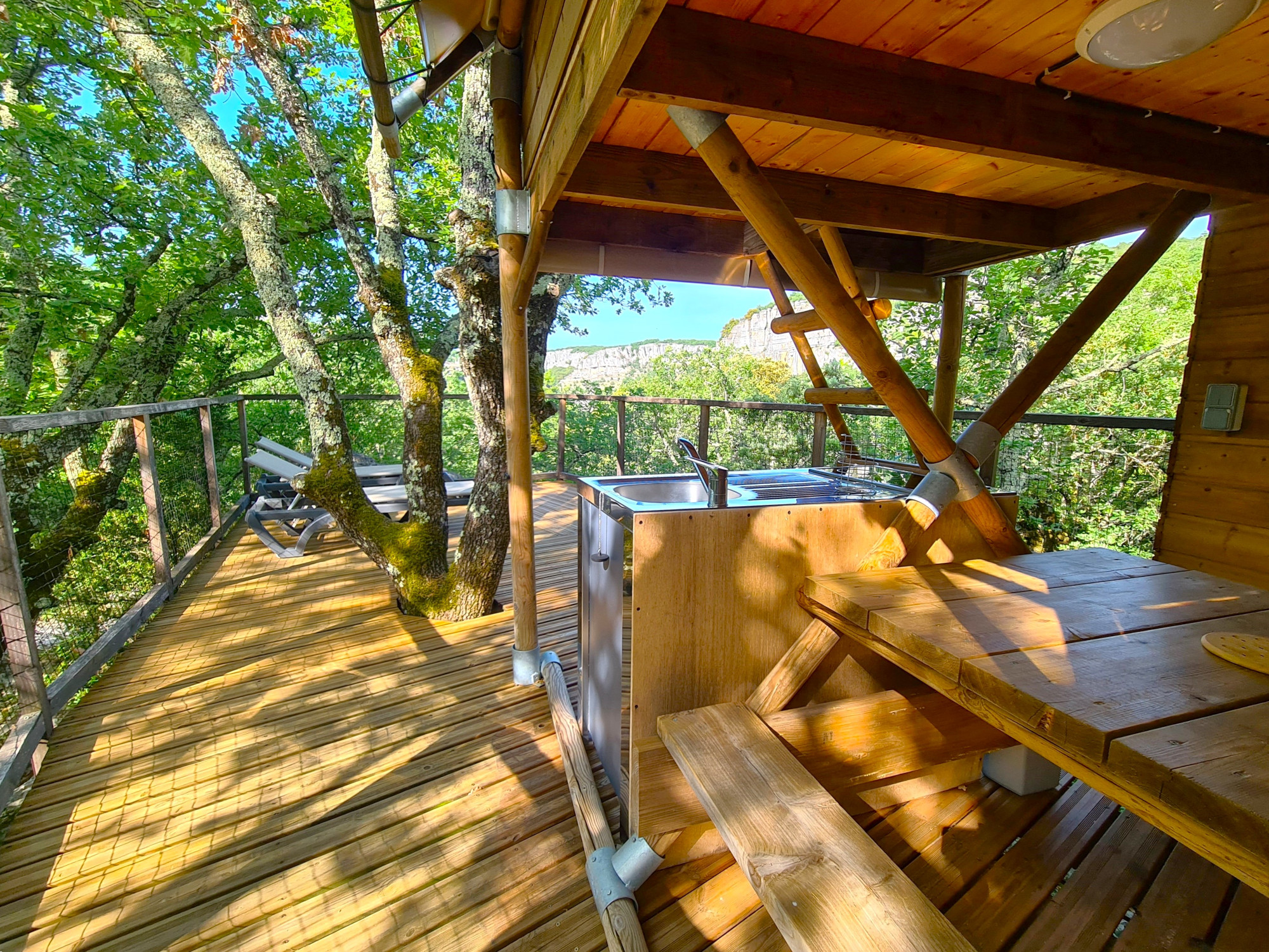 Le Lapiaz : une expérience immersive en tente lodge à Balazuc — cuisine