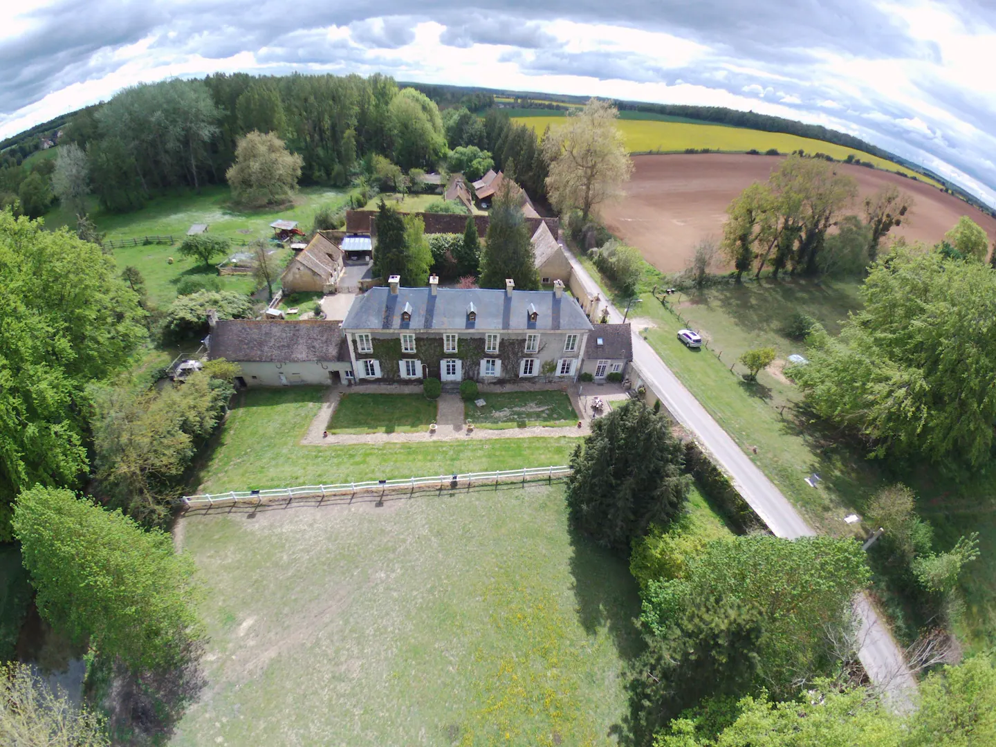 La roulotte d'Elise — Roulotte avec spa à Valmeray (Calvados) à Valambray — espace de vie