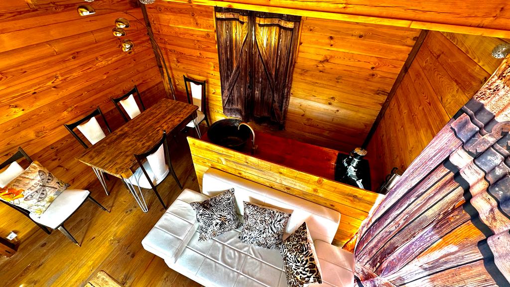 Cabane sur pilotis avec spa : une expérience unique en Auvergne à Cheylade — salle de bain