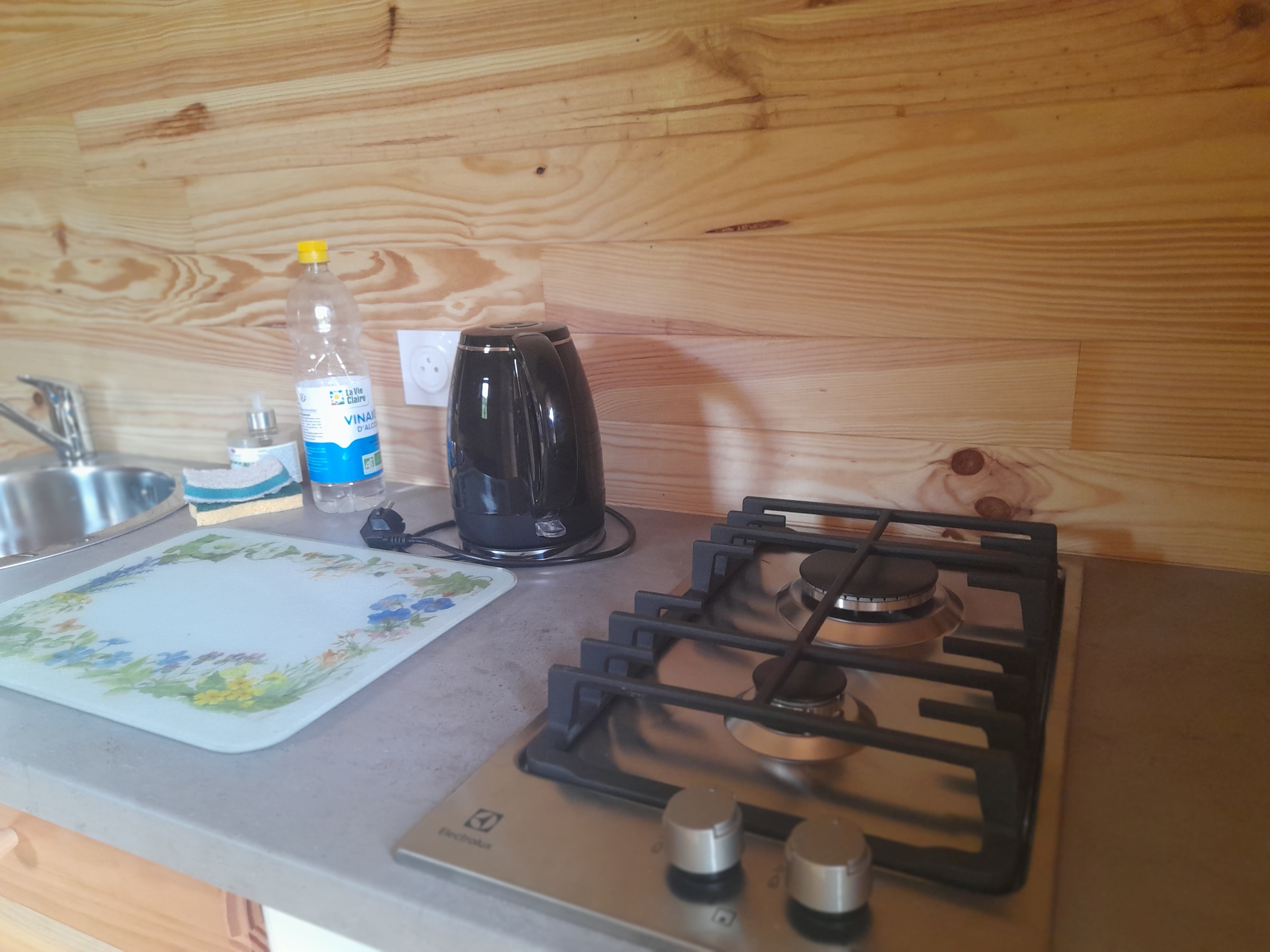 La roulotte des sources de Gulène — Roulotte avec spa à Yonne à Auxerre — cuisine