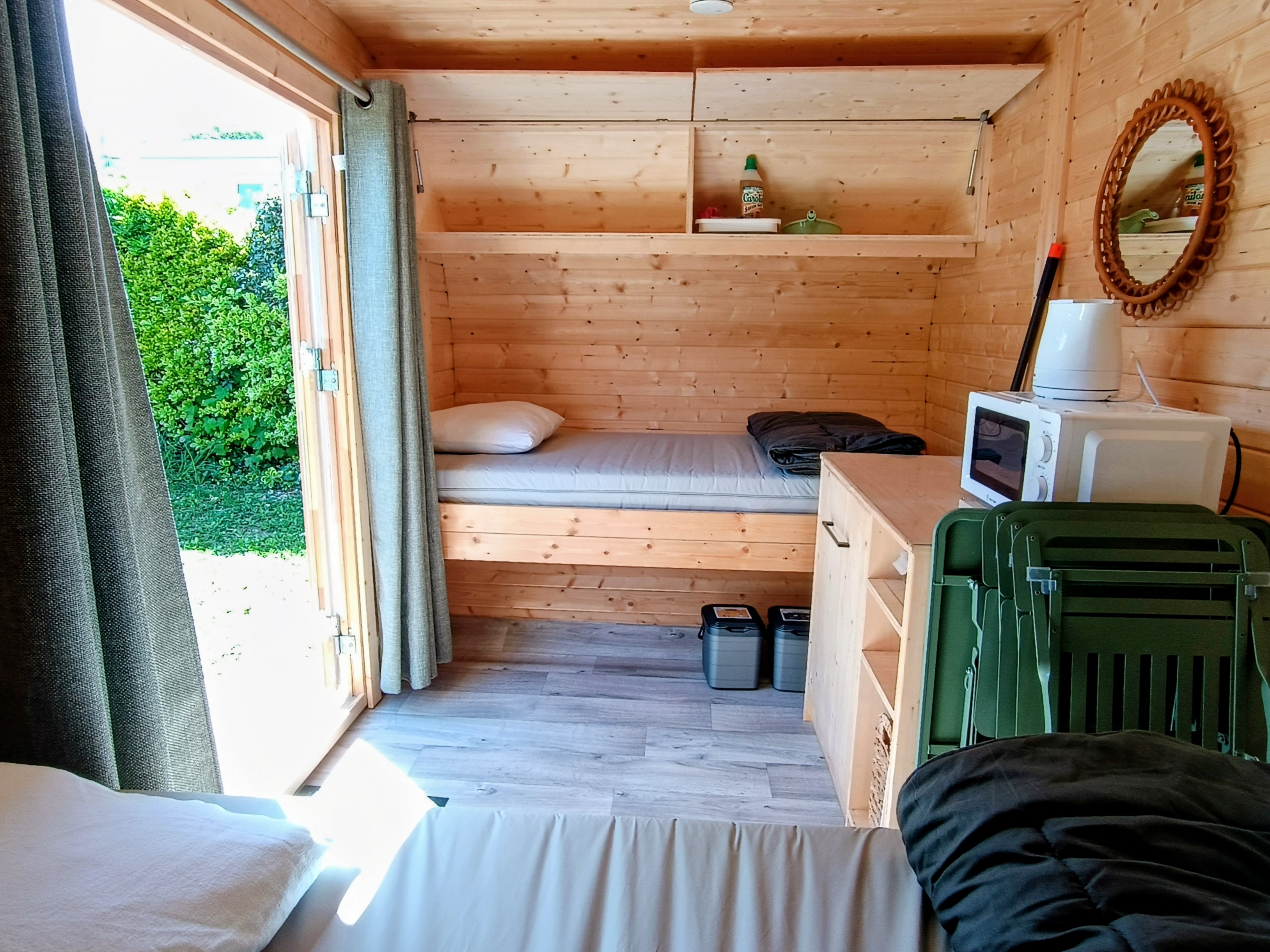 Cabane SIRÈNE — Séjour insolite avec spa à Ambon à Ambon — espace de vie