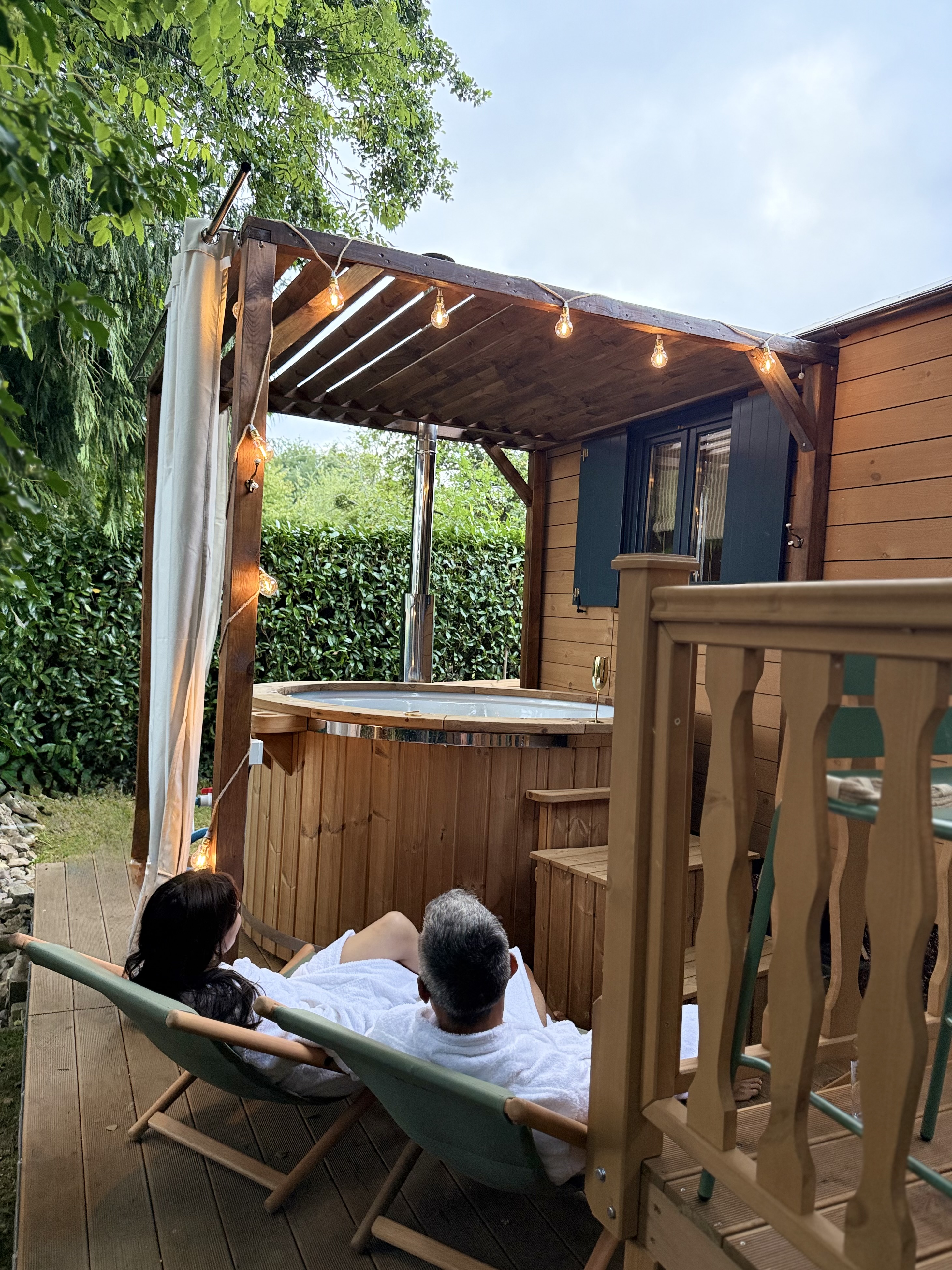 La roulotte dorée — Roulotte avec bain nordique privatif à Orne à La Ferrière-Béchet — espace de vie