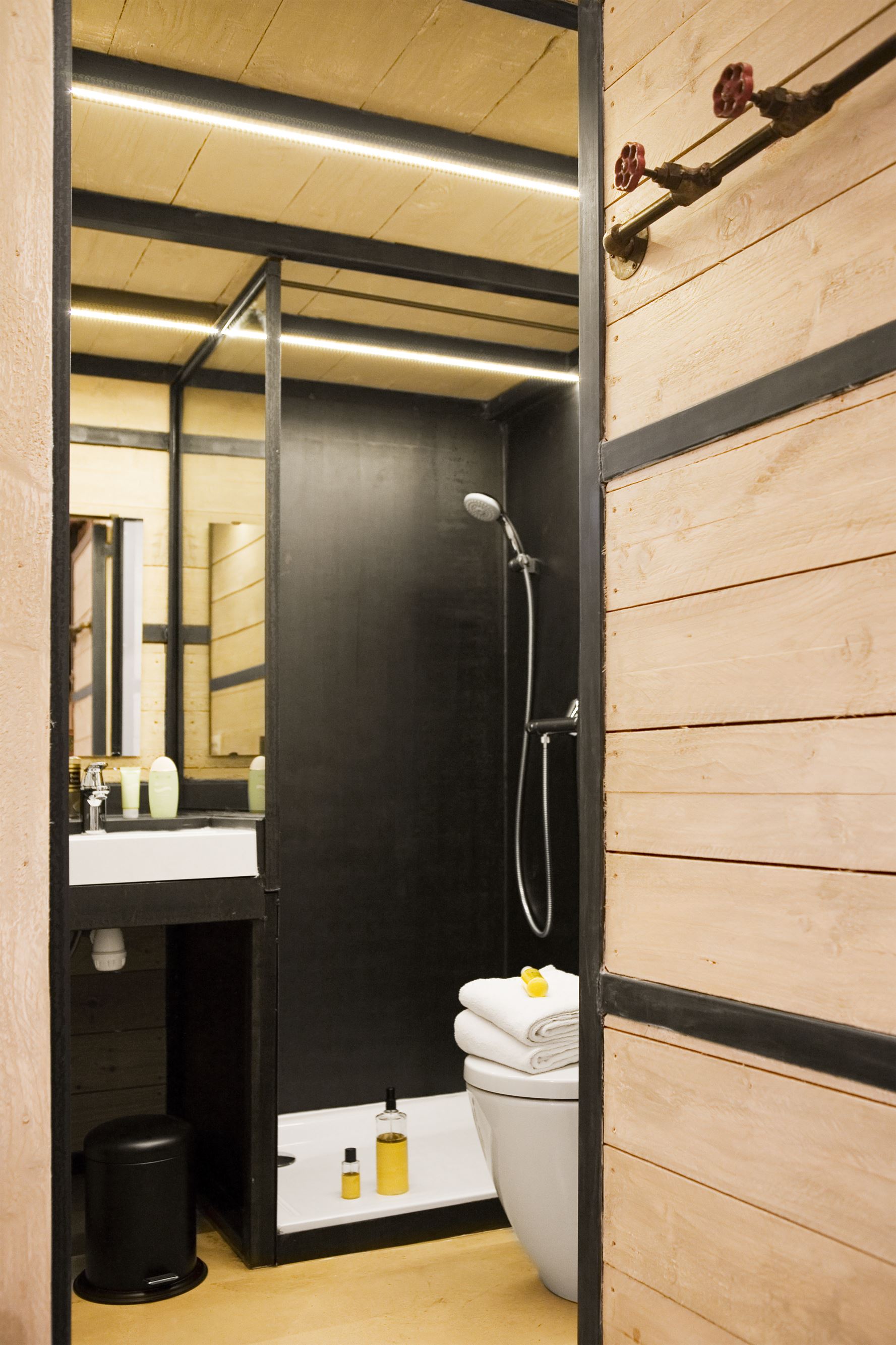 Le Voyage Extraordinaire : une chambre à thème immersive à Nantes — détail architectural