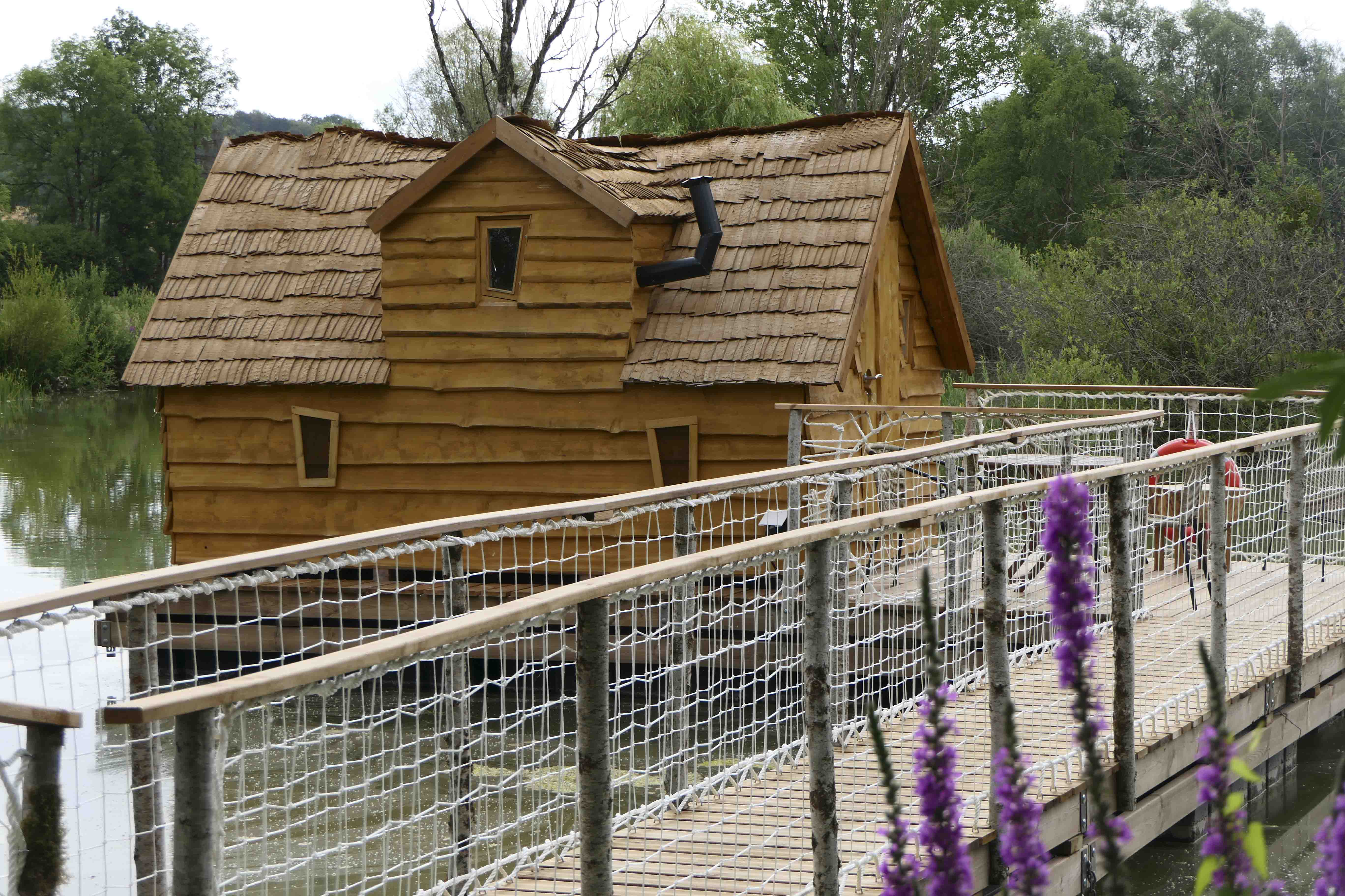 La cabane Magique : une échappée belle sur l'eau à Givrauval — vue intérieure