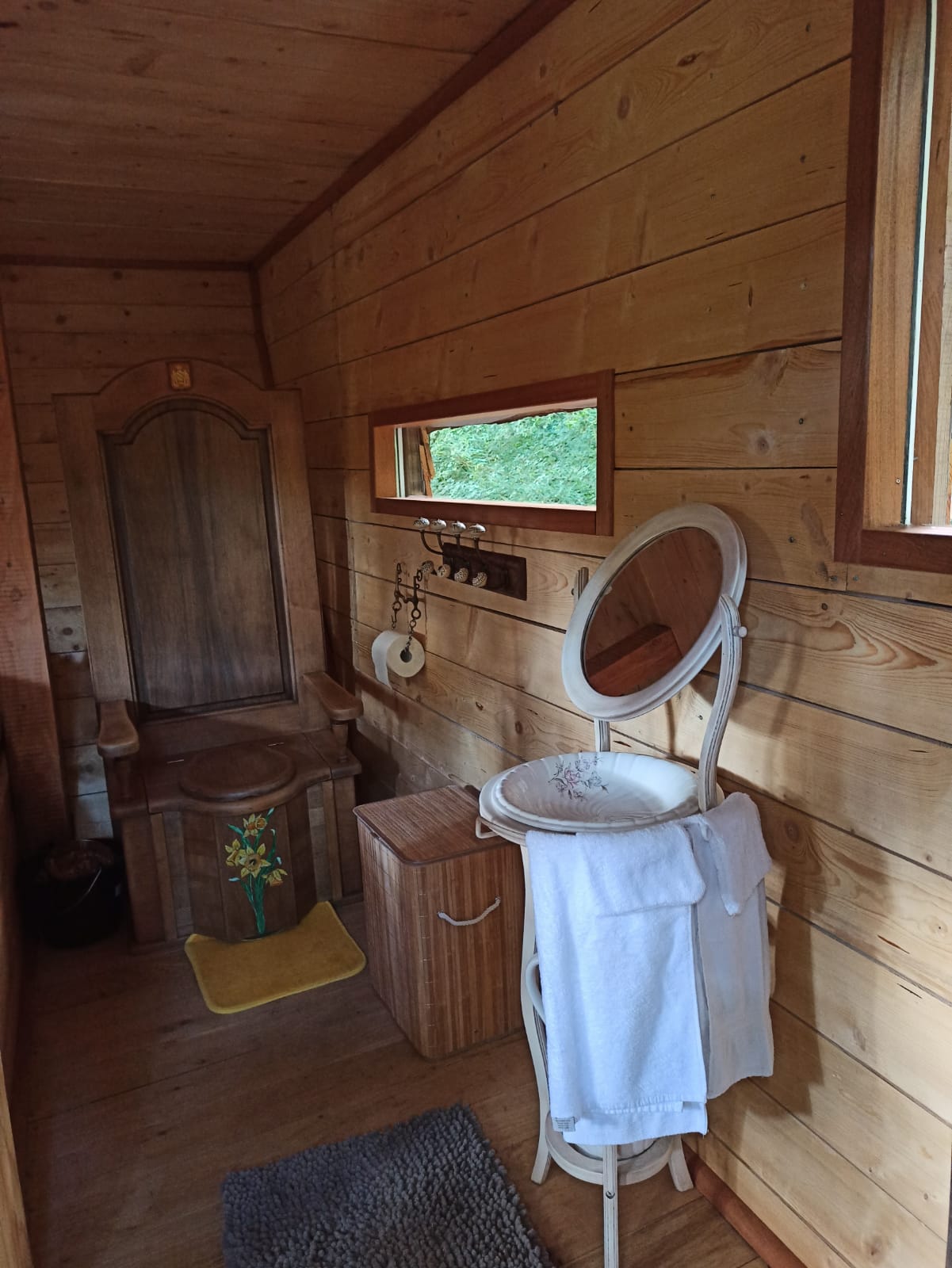 Cabane perchée chez Yahmz : une expérience unique dans les arbres à Bransles — salle de bain