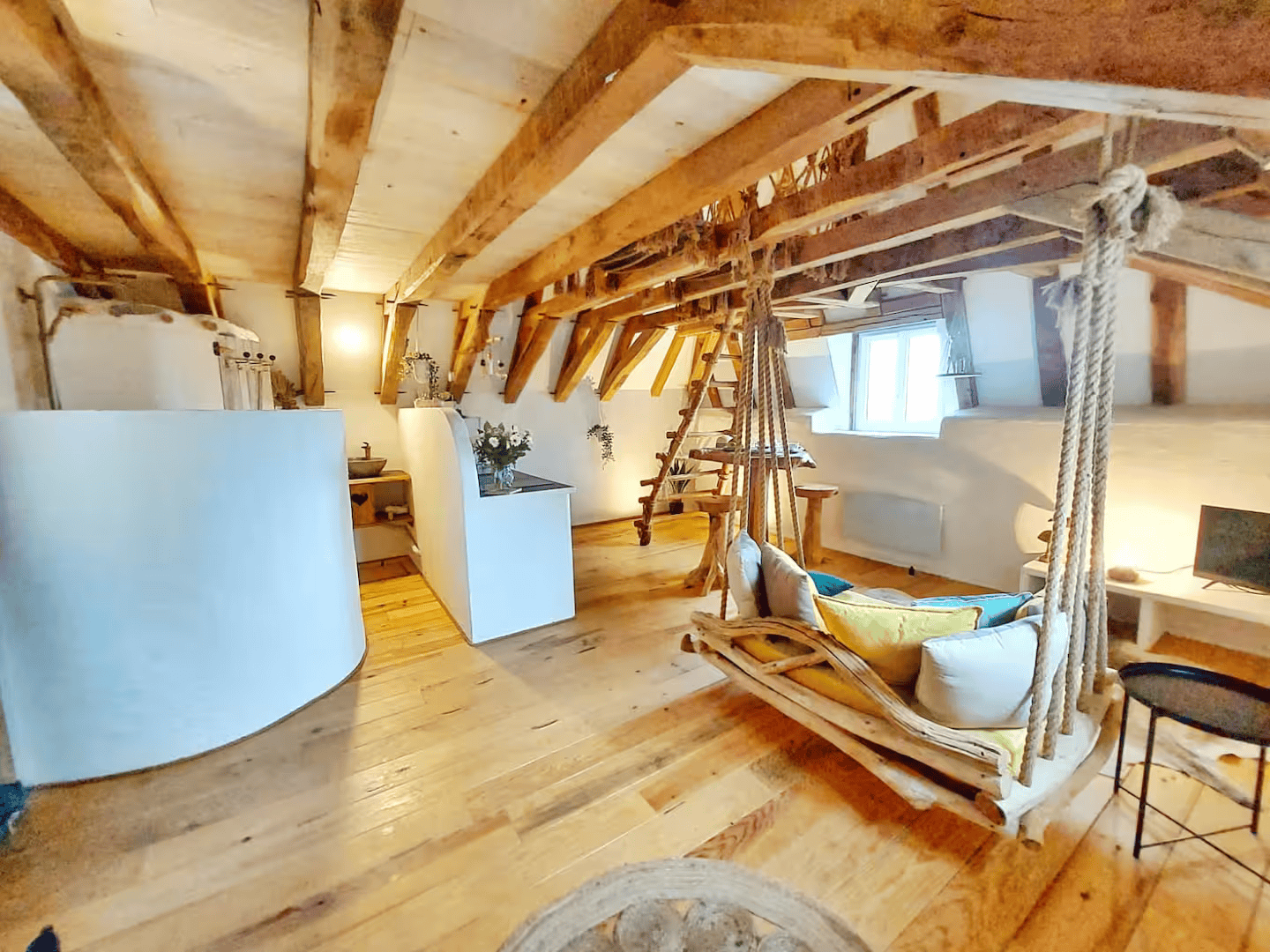 Le Nid des Amoureux — Maison insolite avec spa privatif à Dordogne à Périgueux — vue intérieure