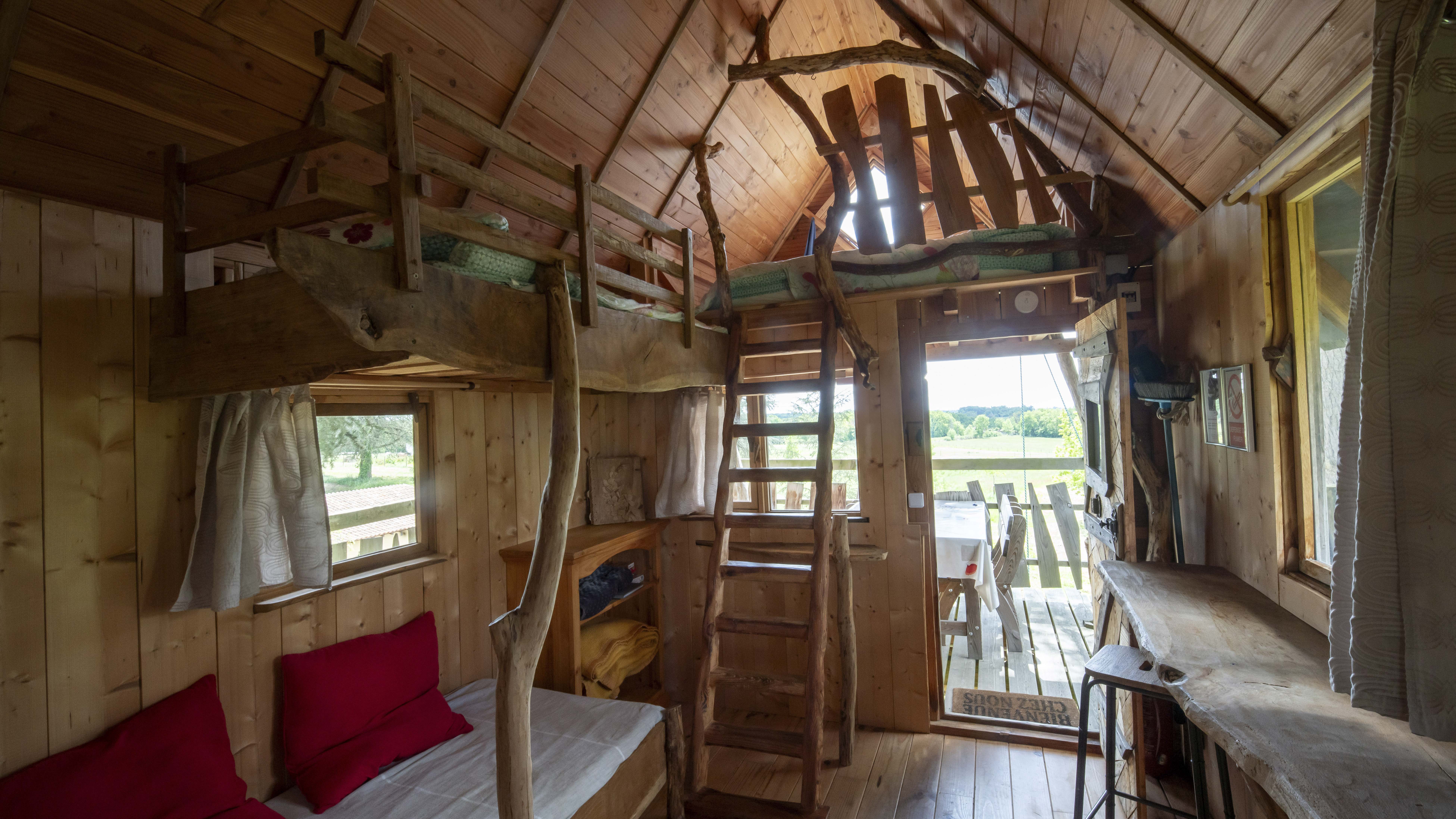 Cabane au Cèdre du Bonheur — Cabane dans les arbres avec vue panoramique à Gers à Riguepeu — environnement naturel