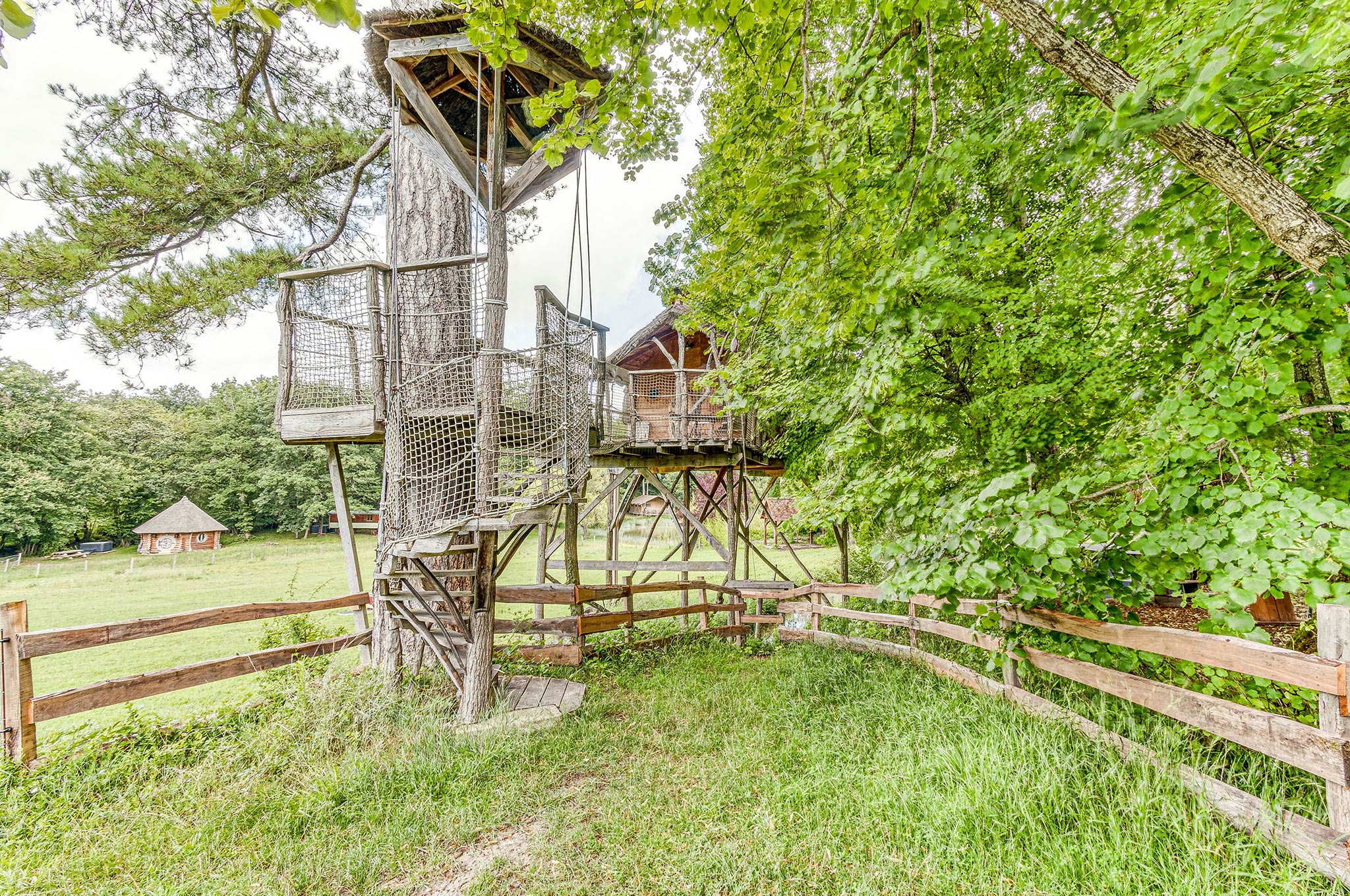 Évasion sensorielle dans une cabane spa sur pilotis à Descartes — espace de vie